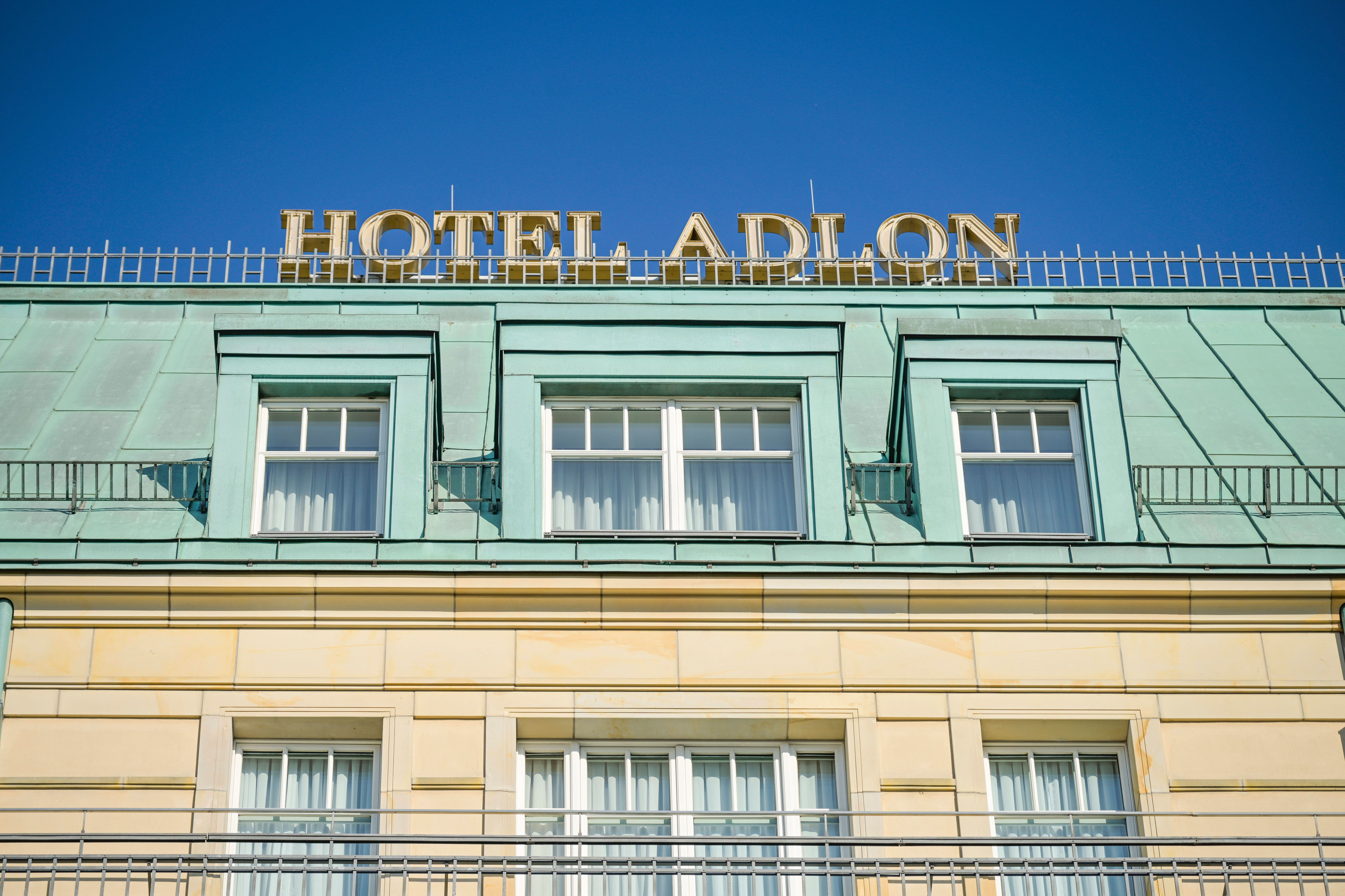 Image - Klima-Aktivisten sauen Berliner Luxus-Hotel Adlon ein