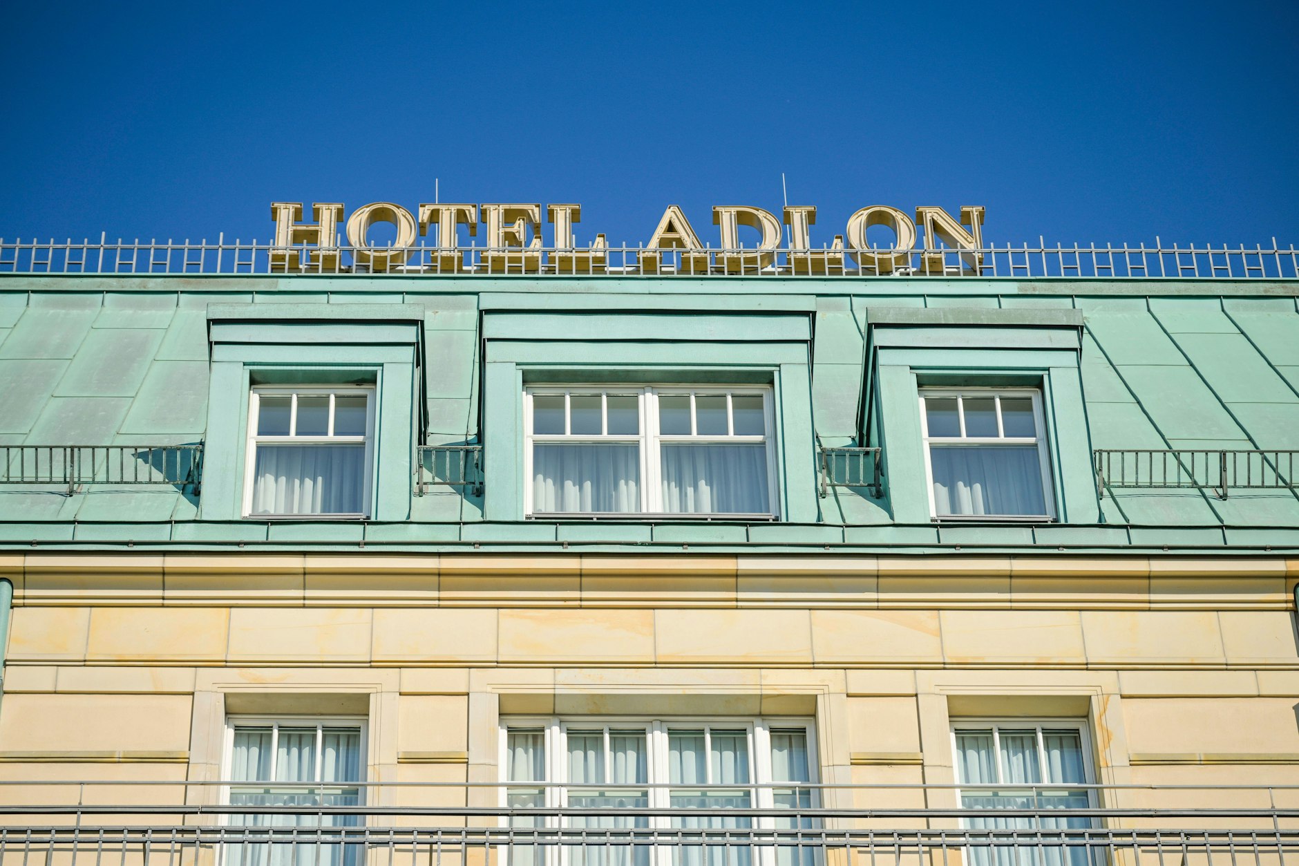 Das Hotel Adlon in Berlin wurde Ziel einer Farbattacke von Klimaaktivisten. 