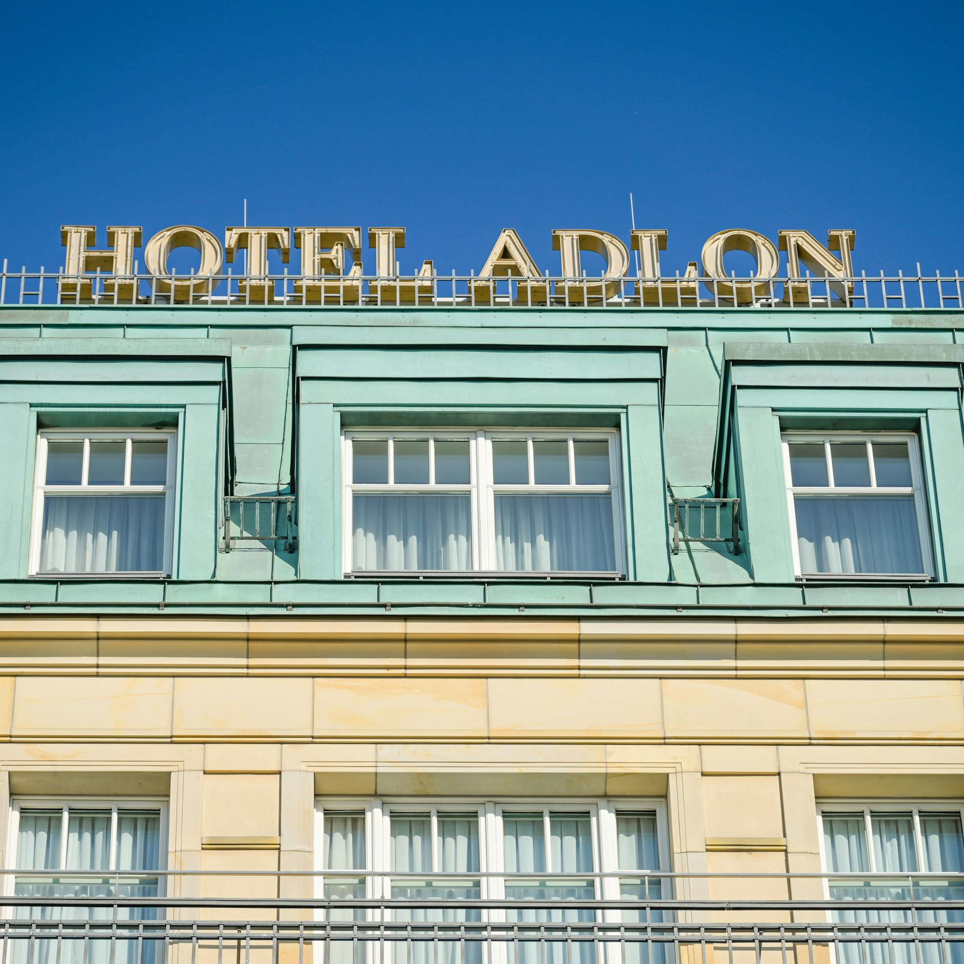 Image - Klima-Aktivisten sauen Berliner Luxus-Hotel Adlon ein