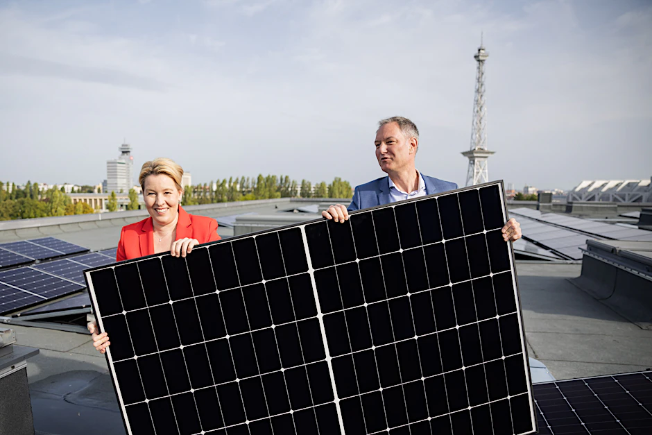 20.000 Paneele und 50.000 Quadratmeter: Die Berliner Senatorin für Wirtschaft, Energie und Betriebe, Franziska Giffey (SPD),&nbsp;packt für Berlins größte Photovoltaikanlage symbolisch mit an.&nbsp;