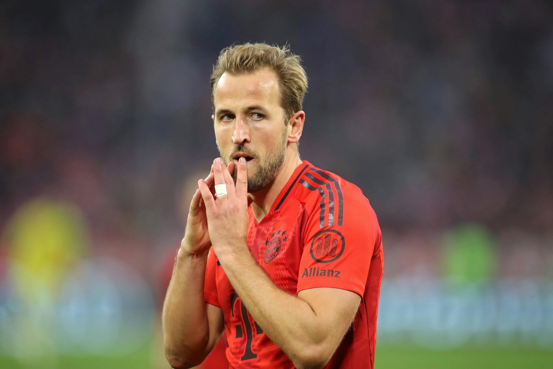 Harry Kane (31) und der FC Bayern bereiteten sich intensiv auf den 1. FC Union vor. Der Stürmer blieb beim Elfmeter gegen Frederik Rönnow (32) entsprechend cool.