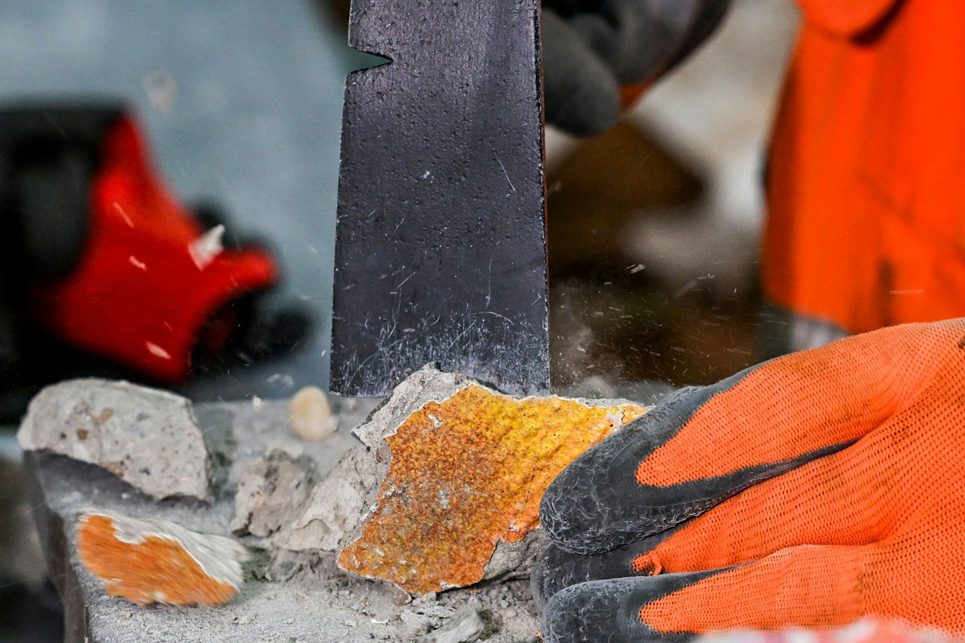 In der Urban Products Sacha GmbH werden originale Mauerstücke für den Versand an Souvenirläden und Sammler in aller Welt vorbereitet. Die Teile werden in Handarbeit gefertigt. 