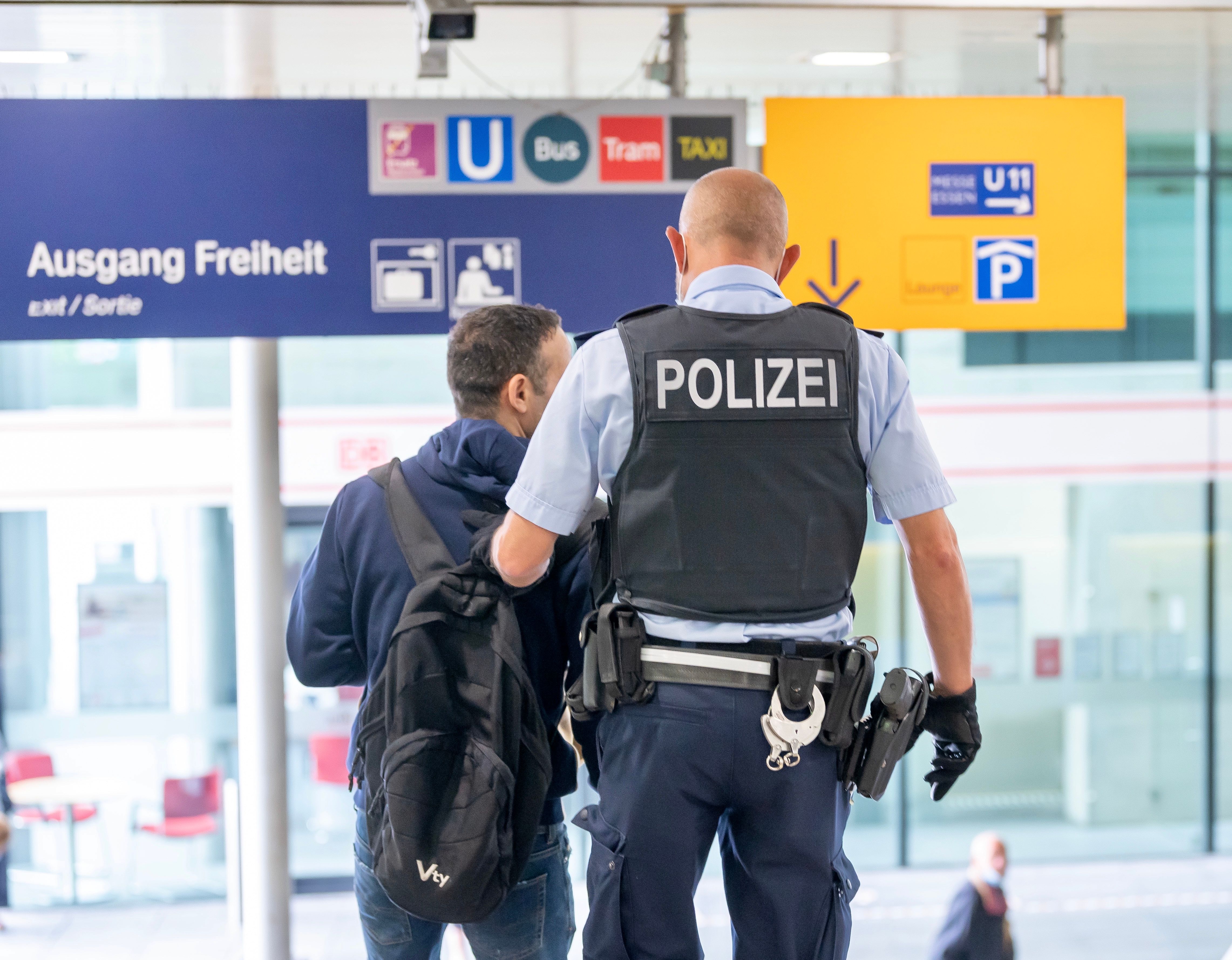 Image - Mann übergibt unbeaufsichtigtes Kind – und landet in JVA