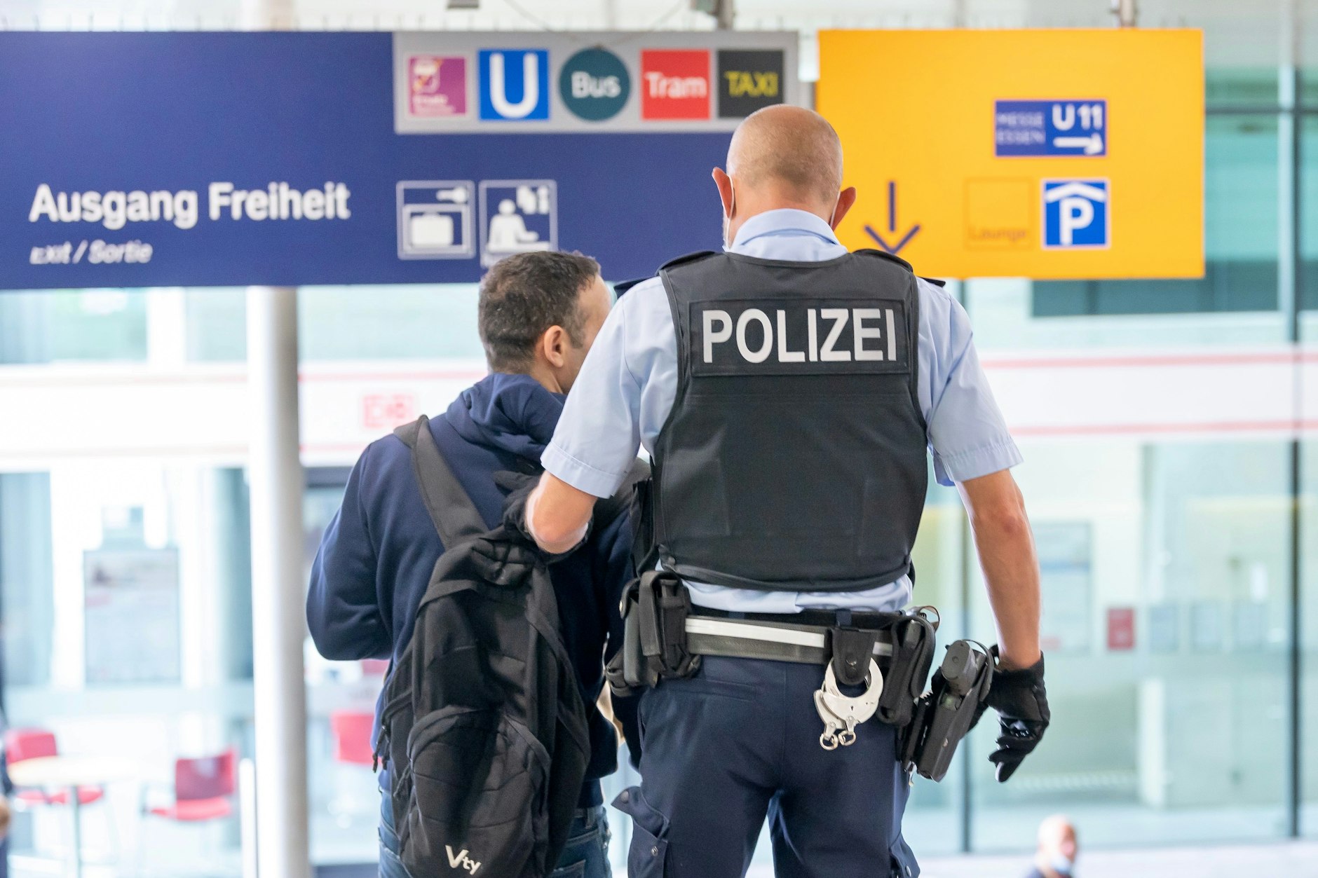 Ein Polizist stellt im Hauptbahnhof in Gelsenkirchen einen Passanten (Symbolbild).