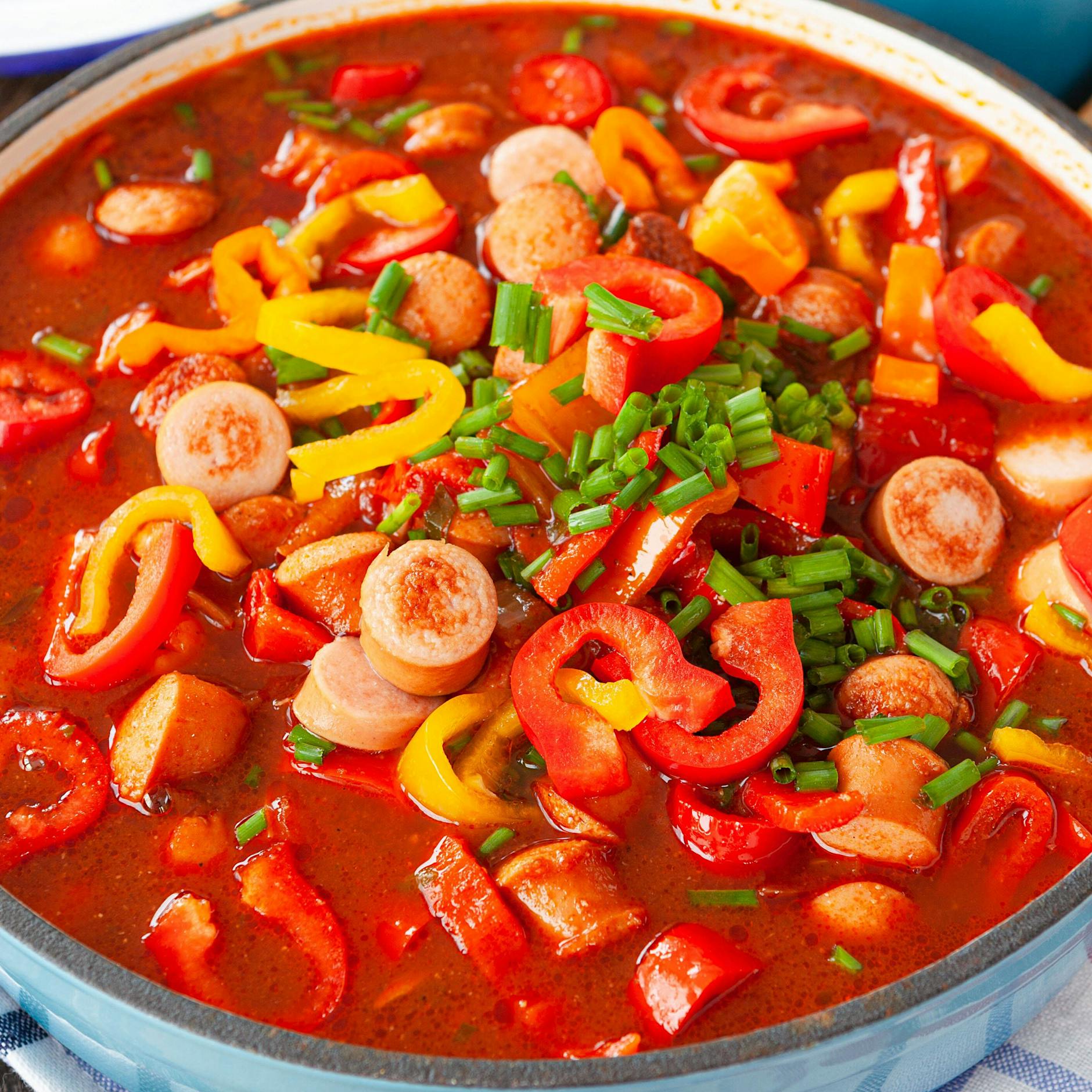 Omas Rezept für Würstchengulasch: So schmeckt er wie in der Kindheit!