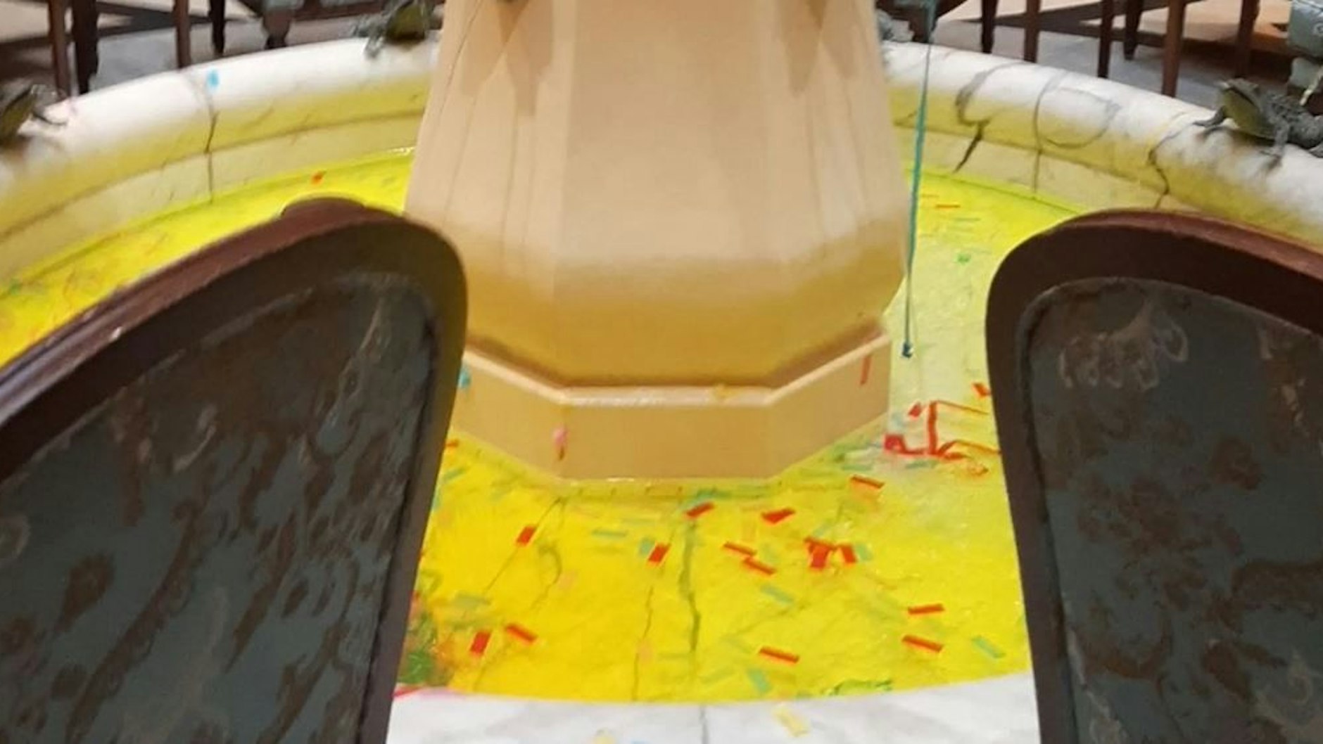 Der Adlon-Brunnen wurde mit gelber Farbe eingesaut.