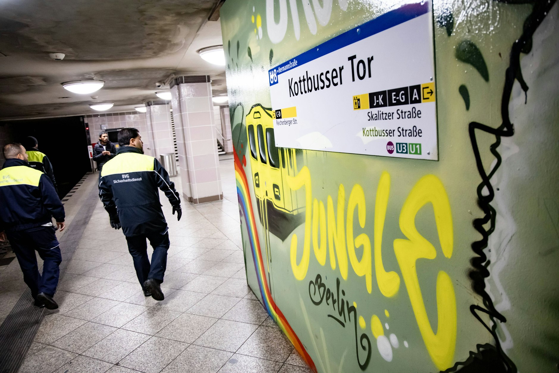 Sicherheitsleute auf Berlins gefährlichstem U-Bahnhof: dem Kottbusser Tor in Berlin-Kreuzberg.