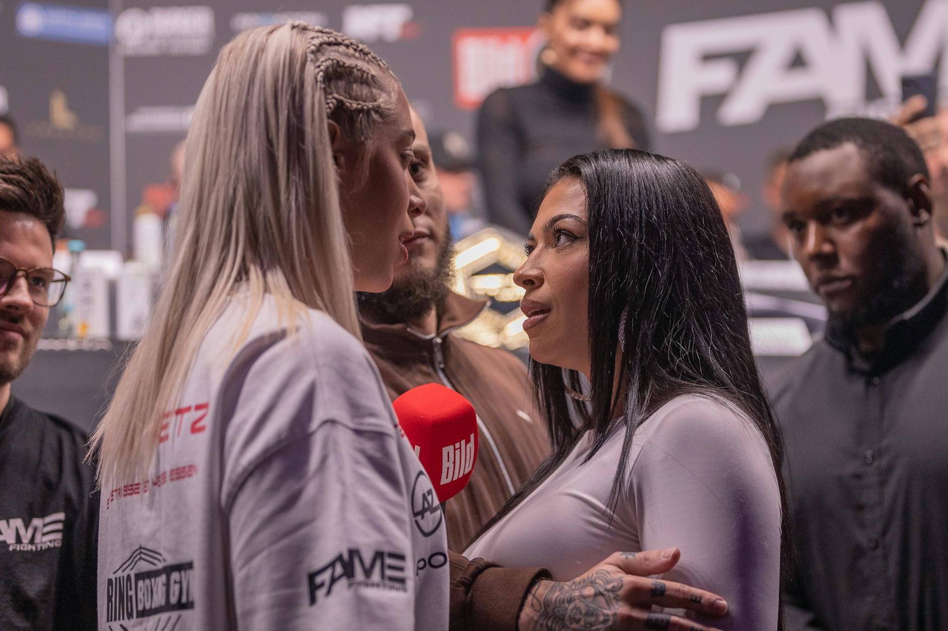 Walentina Doronina und Hati Suarez gehen sich beim Face off fast an die Gurgel.