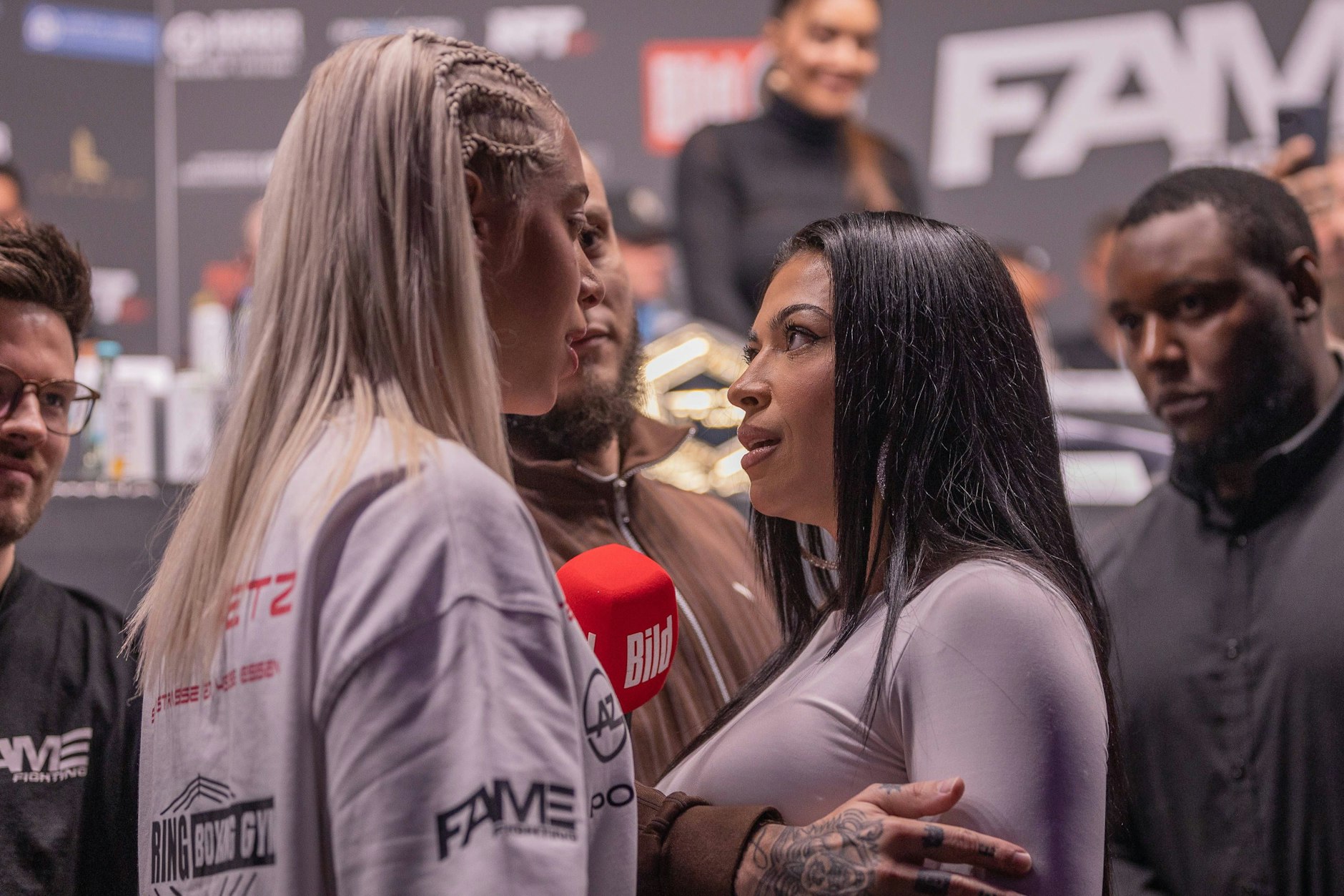 Walentina Doronina und Hati Suarez gehen sich beim Face off fast an die Gurgel.