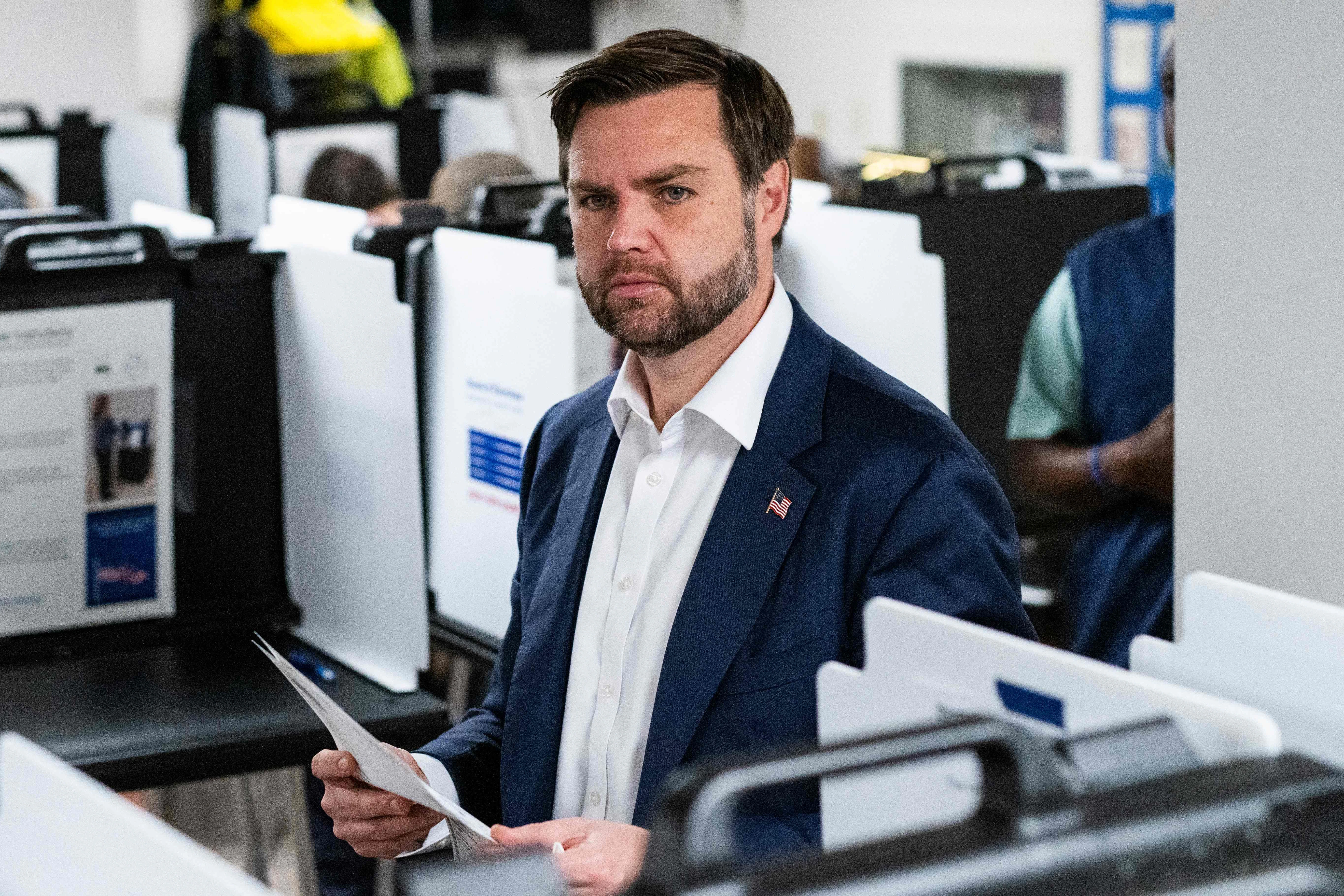 JD Vance gibt seine Stimme in Ohio ab.