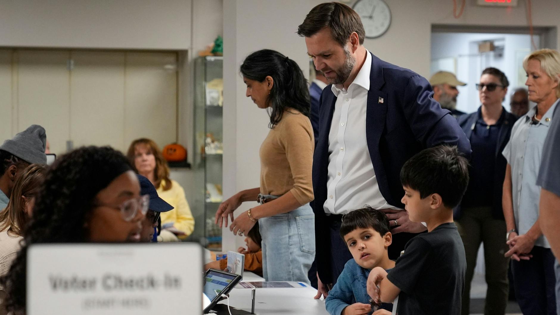Der republikanische Vizepräsidentschaftskandidat J.D. Vance mit seiner Frau Usha Vance und den Kindern in ihrem Wahllokal in einer Kirche in Cincinnati in Ohio.