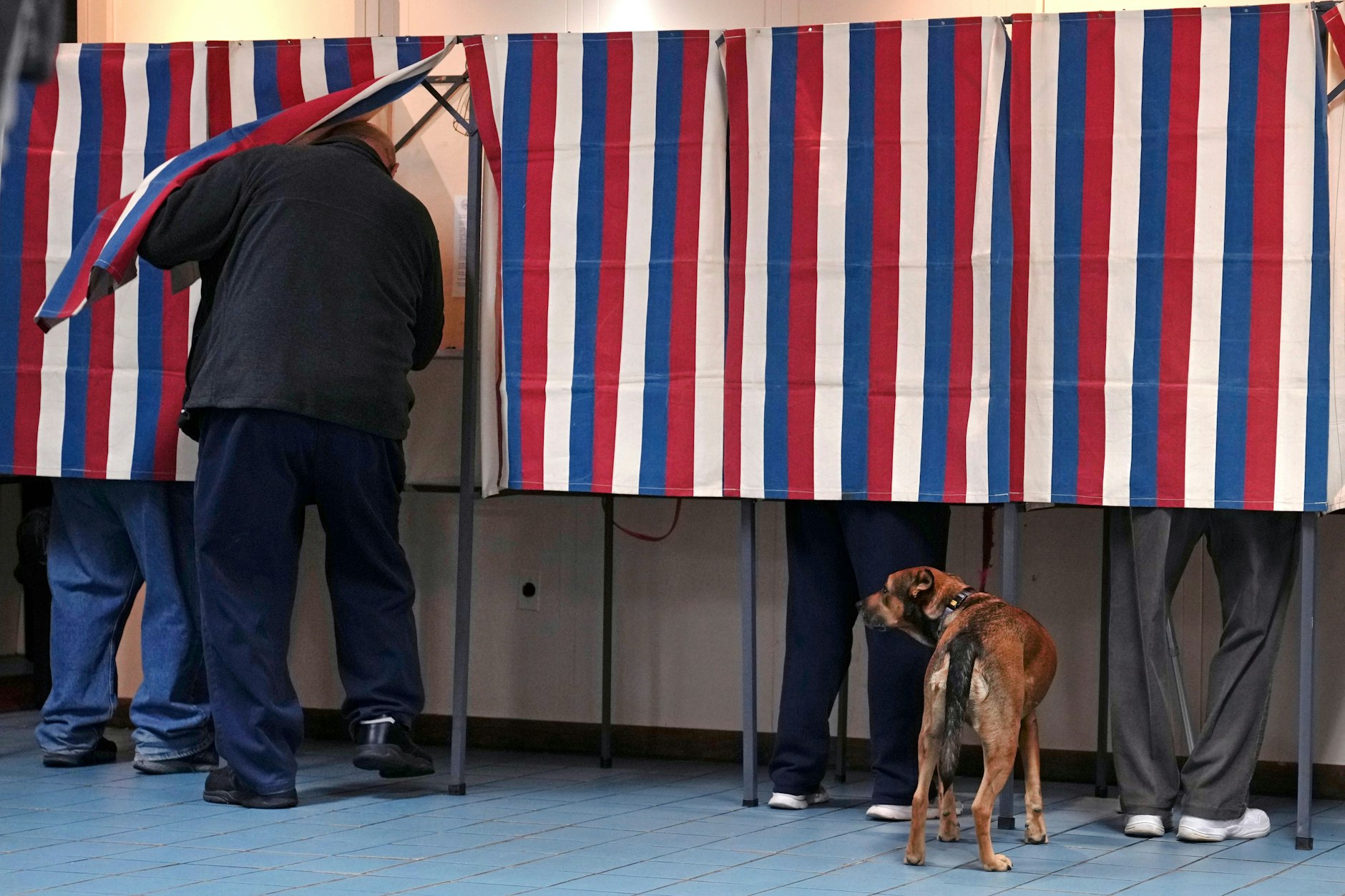 Wähler in einem Wahllokal des VFW Post 2520 in Berlin, USA