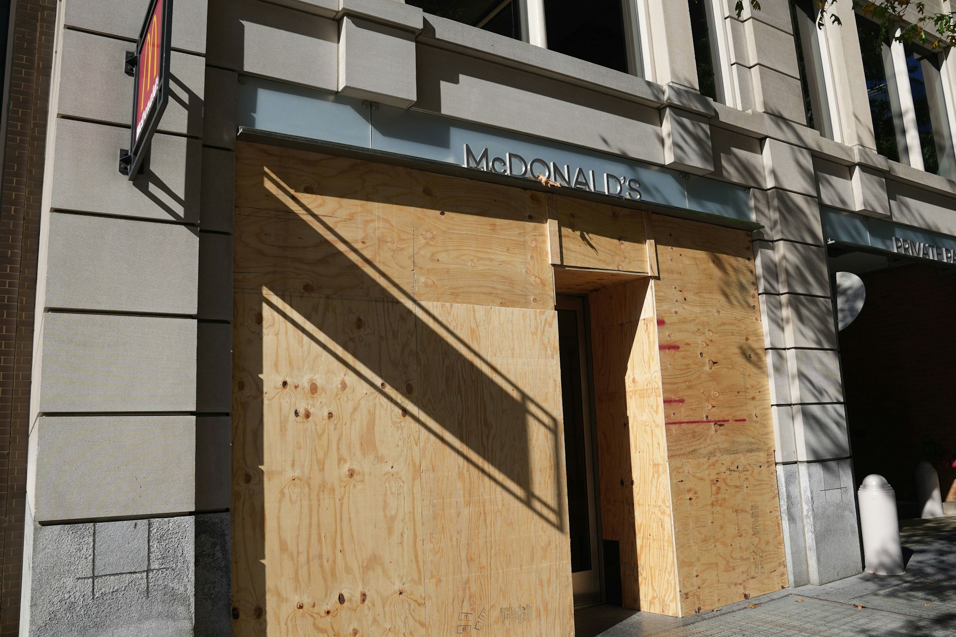 Geschäfte mit vernagelten Fenstern in Washington, in der Nähe des Weißen Hauses. 