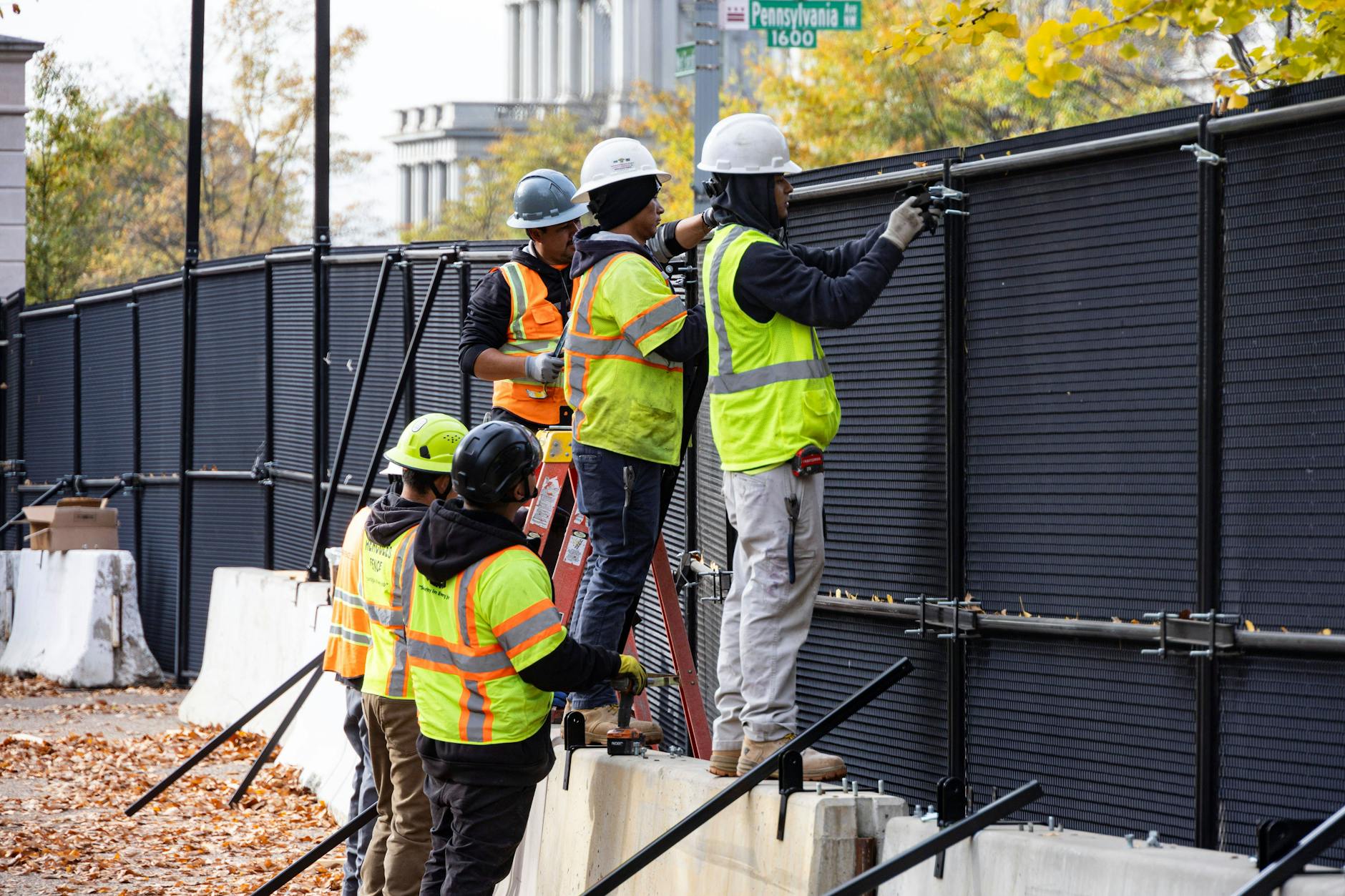 Arbeiter errichten Sicherheitszäune, auf dem Lafayette Square gegenüber dem Weißen Haus in Washington.