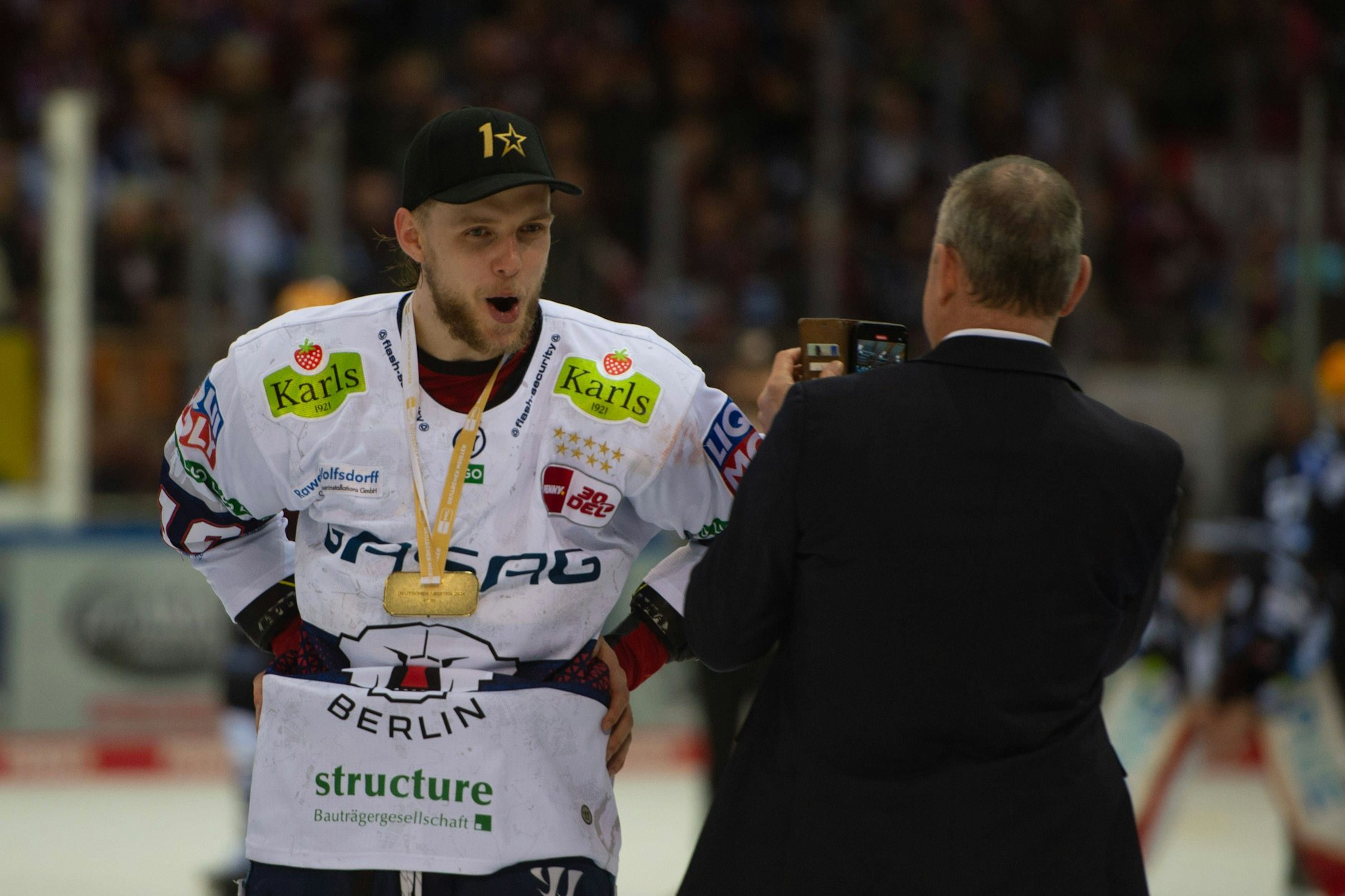 Nach dem Meistertitel lässt sich Lean Bergmann von Eisbären-Trainer Serge Aubin filmen.