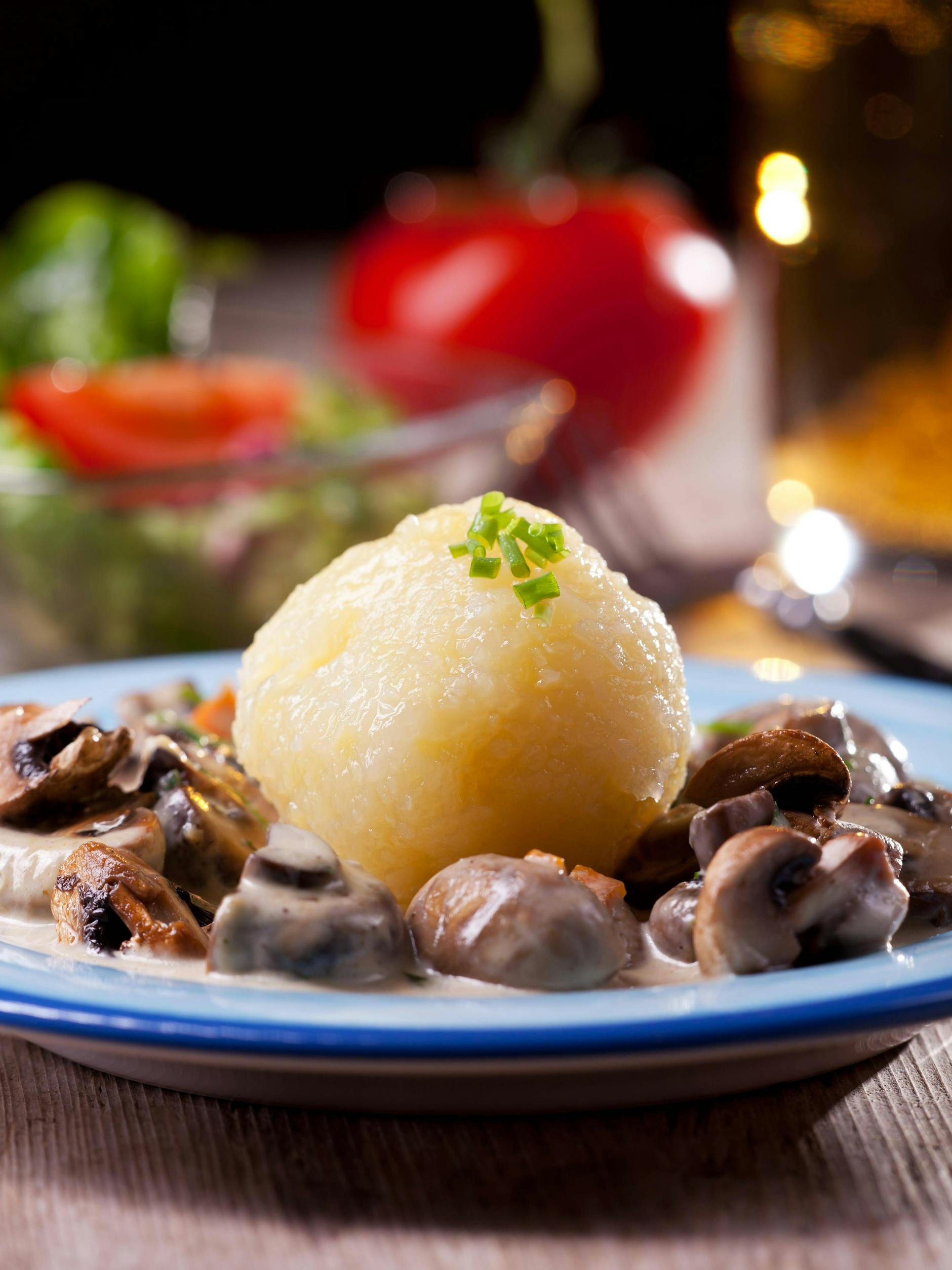 Zum Pilzgulasch können Sie auch andere Beilagen servieren - lassen Sie sich dazu schmecken, was Sie mögen!