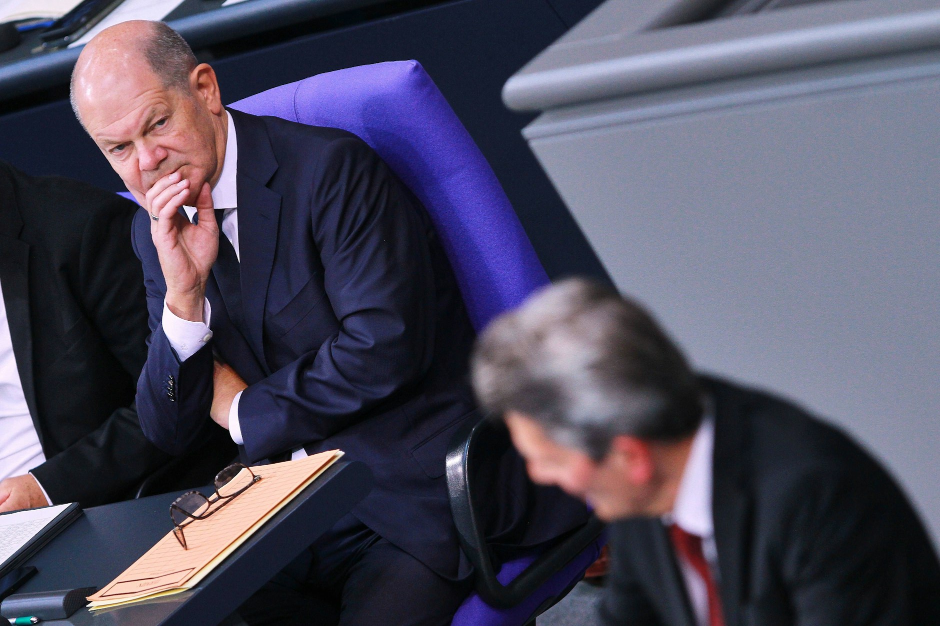 Der SPD-Fraktionsvorsitzende Rolf Mützenich nimmt den Kanzler in Schutz.