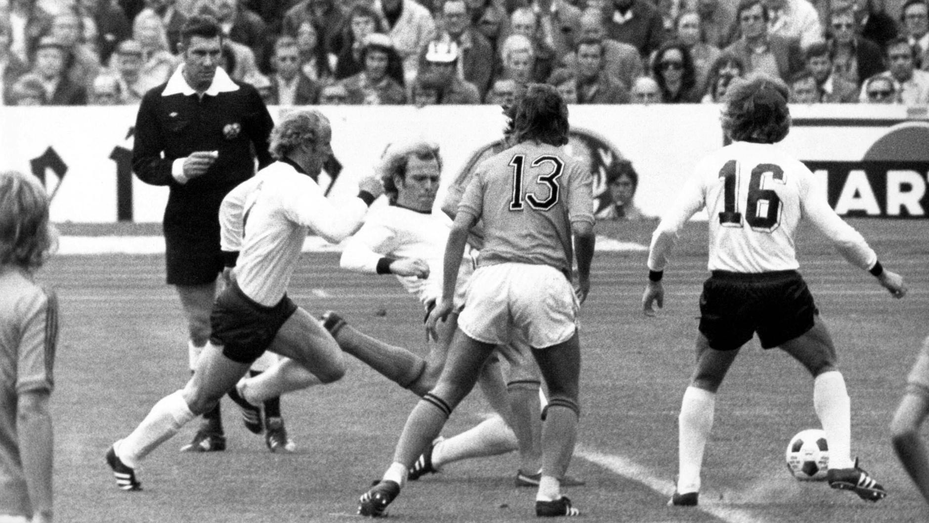 Uli Hoeneß (Mitte) grätscht im WM-Finale 1974 Johan Neeskens (verdeckt) um, es gibt Elfmeter für die Niederlande.