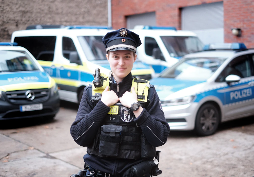 Als Streifenpolizistin mit 11-Kilo-Schutzweste zur Arbeit: „Die Angst darf einen nicht überwältigen“