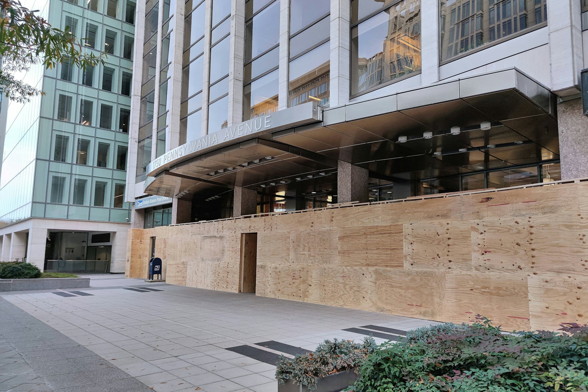 An einer Ladenzeile haben Geschäftsbetreiber die Fenster verrammelt.