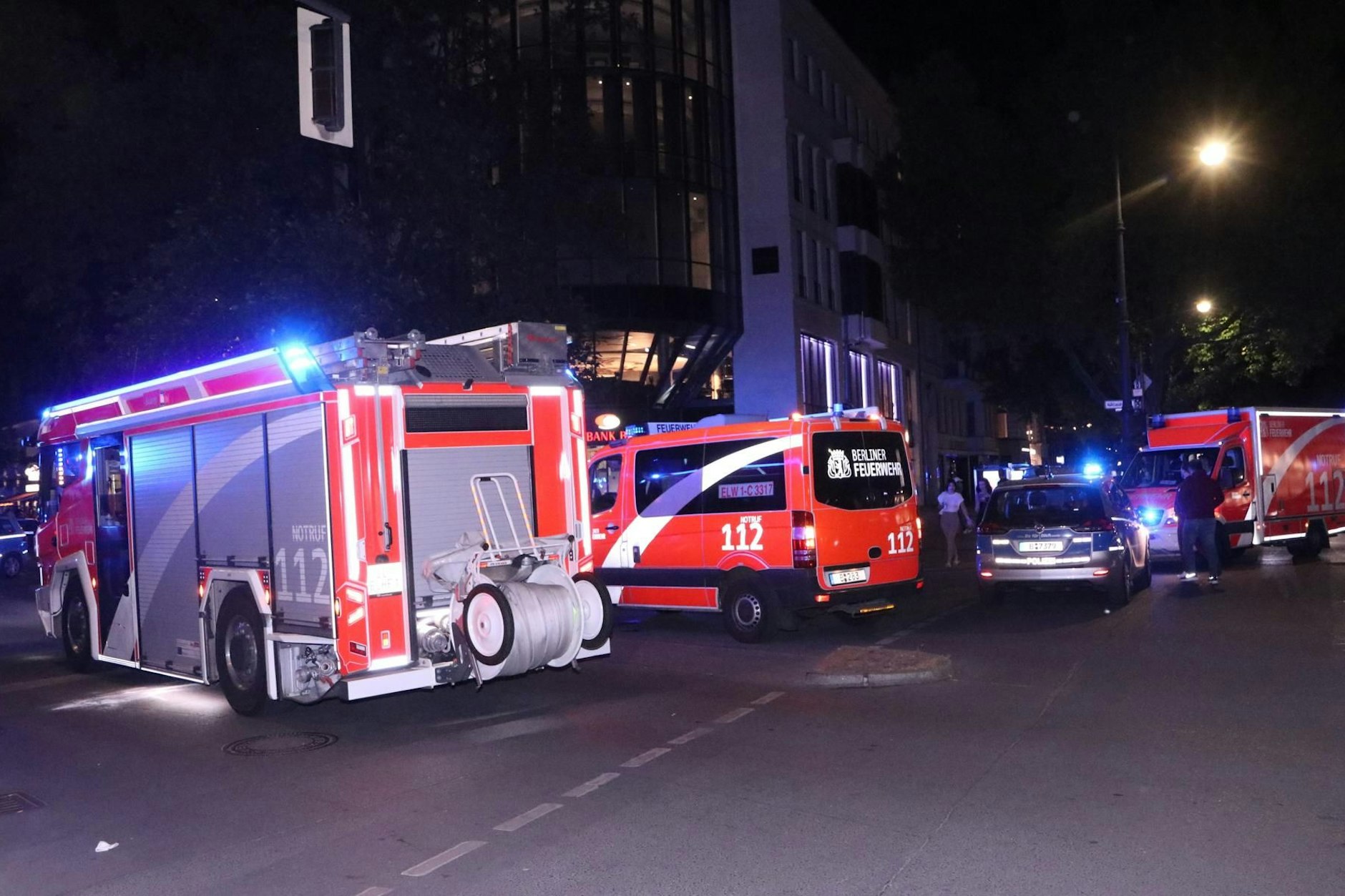Polizei und Feuerwehr bei einem ähnlichen nächtlichen Einsatz in Wilmersdorf.