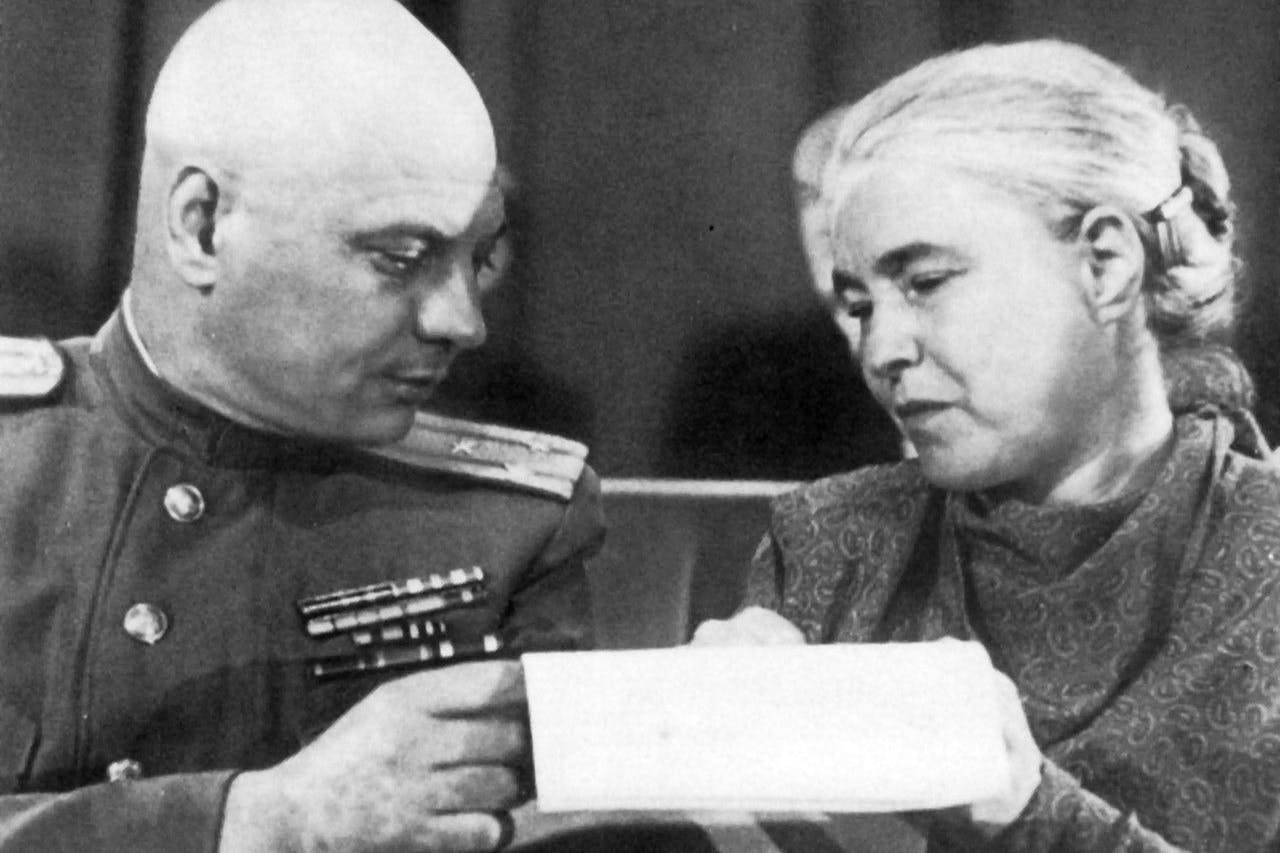 Oberst Sergej Iwanowitsch Tulpanow, oberster sowjetischer Kulturoffizier in Berlin, im Jahr 1948 im Gespräch mit der Schriftstellerin Anna Seghers.