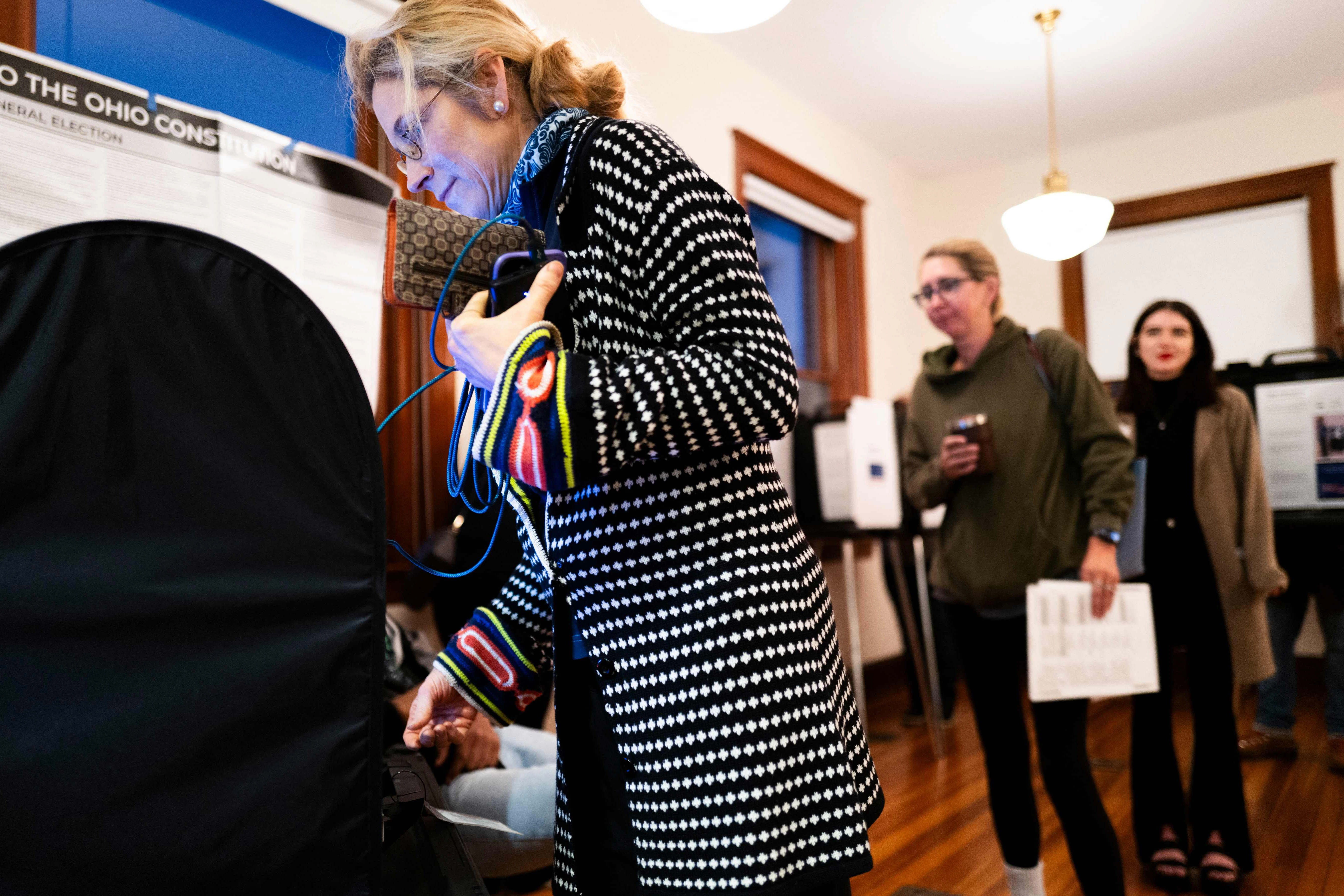 Wähler geben ihre Stimmzettel in einem Wahllokal im Cincinnati Observatory am 5. November 2024 in Cincinnati, Ohio ab.