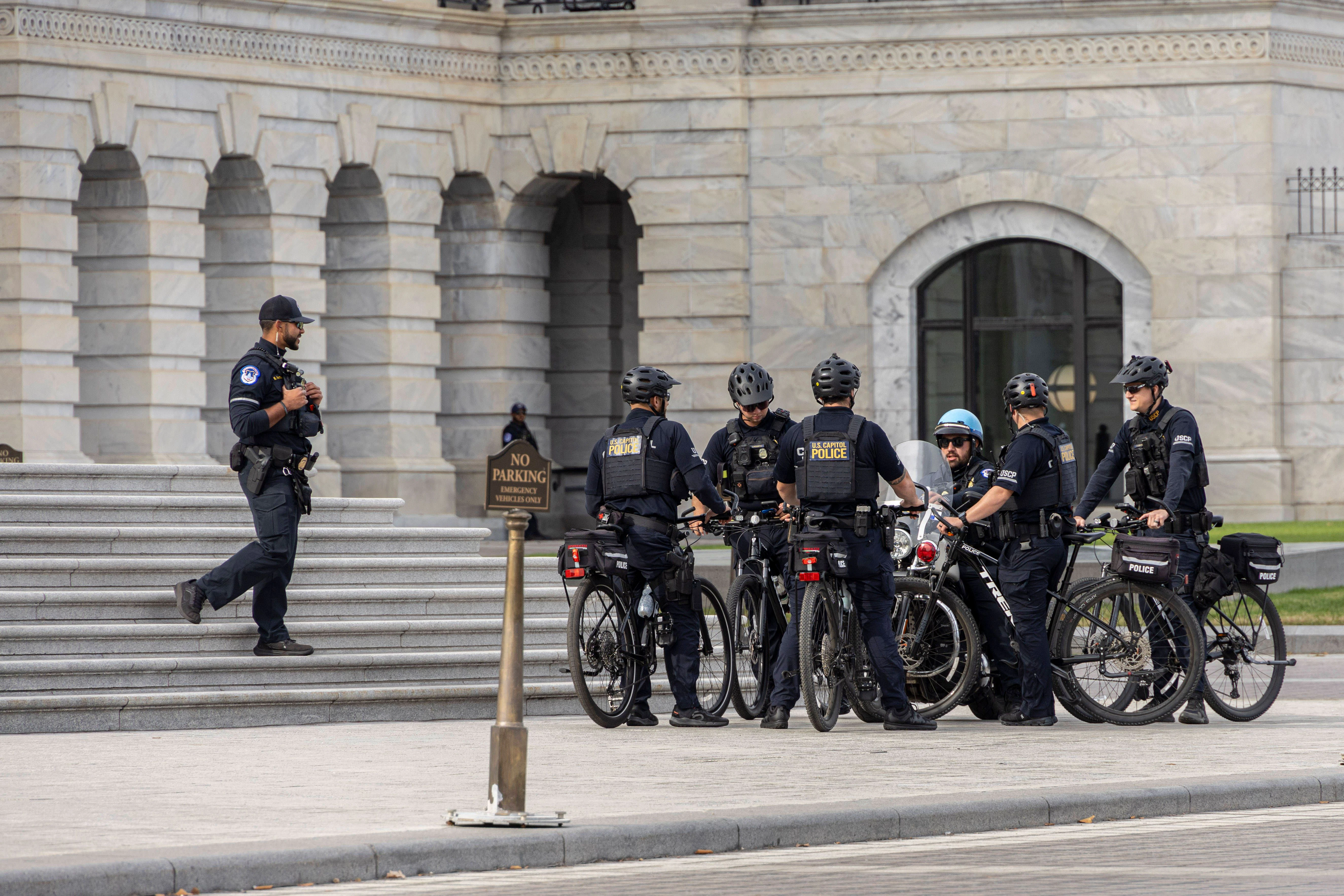 Polizisten stehen vor dem US-Kapitol in Washington DC