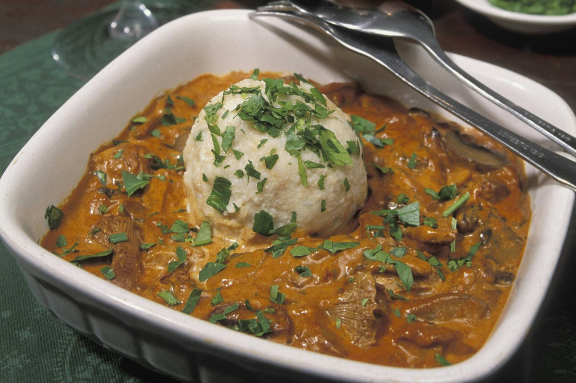Zu Omas leckerem Pilzgulasch nach diesem Rezept servieren Sie am besten Semmelknödel - die Kombination ist einfach vorzüglich!