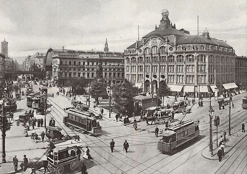 Warenhaus Tietz am <a href="https://de.wikipedia.org/wiki/Alexanderplatz">Alexanderplatz</a>, um 1906. Nach zwei Erweiterungsbauten wurde es 1908 zum größten Warenhaus der Welt.