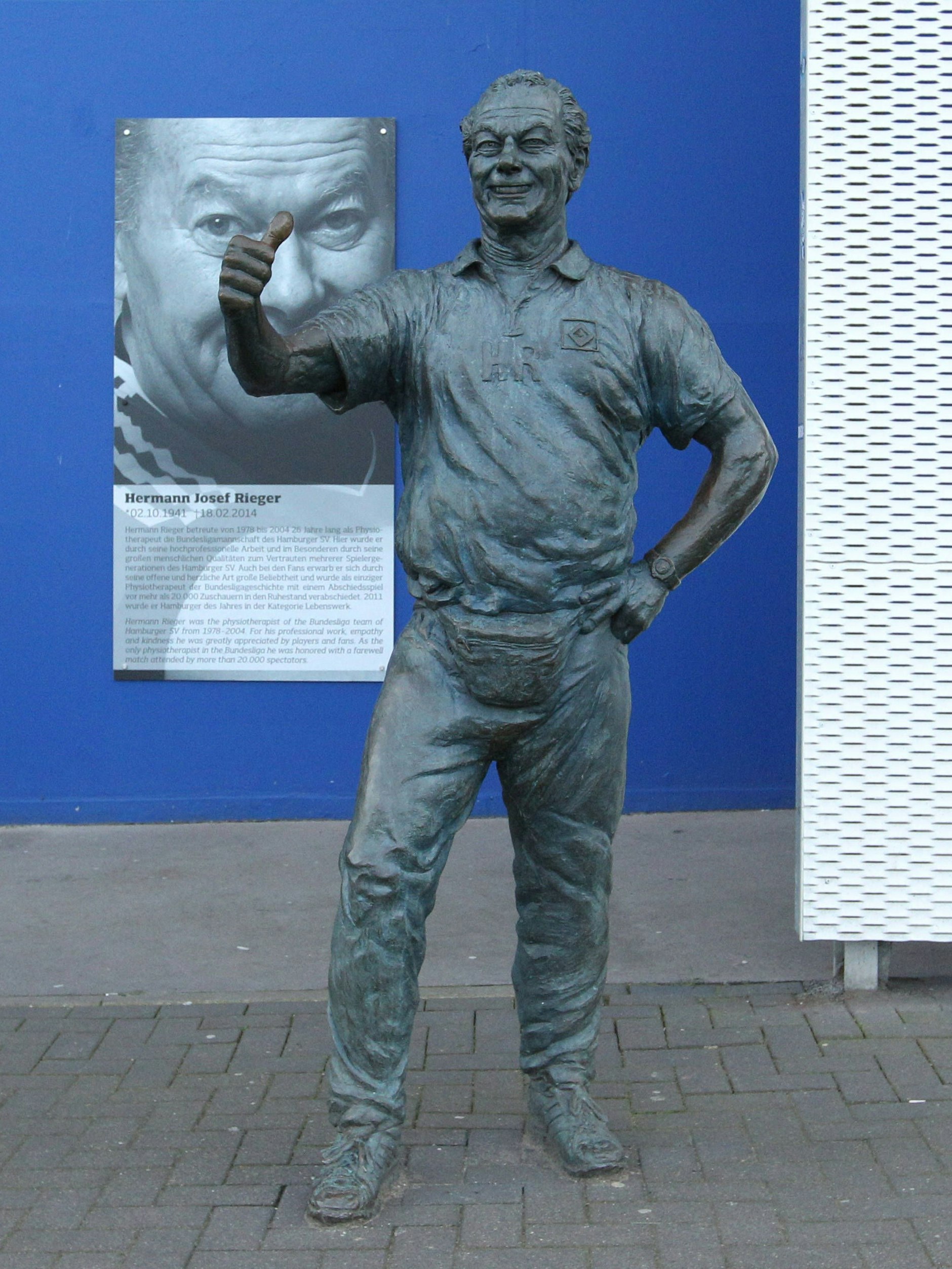 HSV-Kult-Masseur Hermann Rieger hat am Volksparkstadion eine Bronzestatue.
