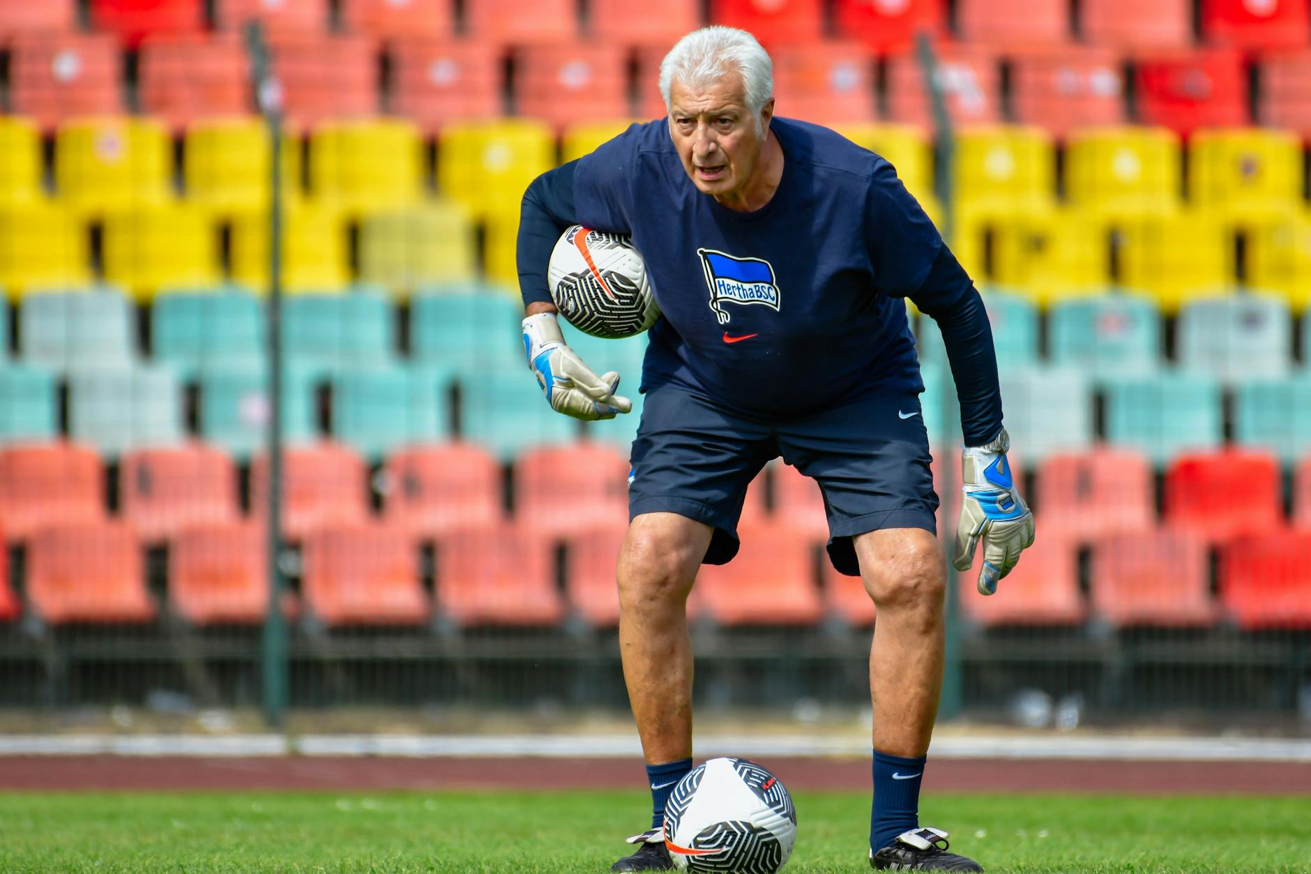 Nello Di Martino ist auch mit 73 Jahren noch topfit, wie das Foto von Ende Mai dieses Jahres zeigt, und bringt den Torhütern von Herthas U23 noch was bei.