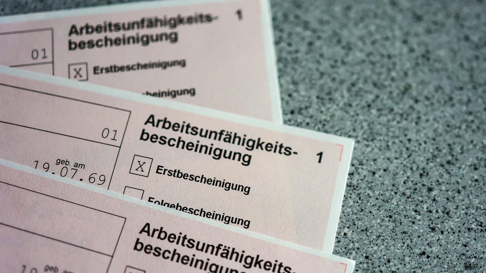 Wenn es der Chef verlangt, muss man schon ab dem ersten Krankheitstag die AU haben. 