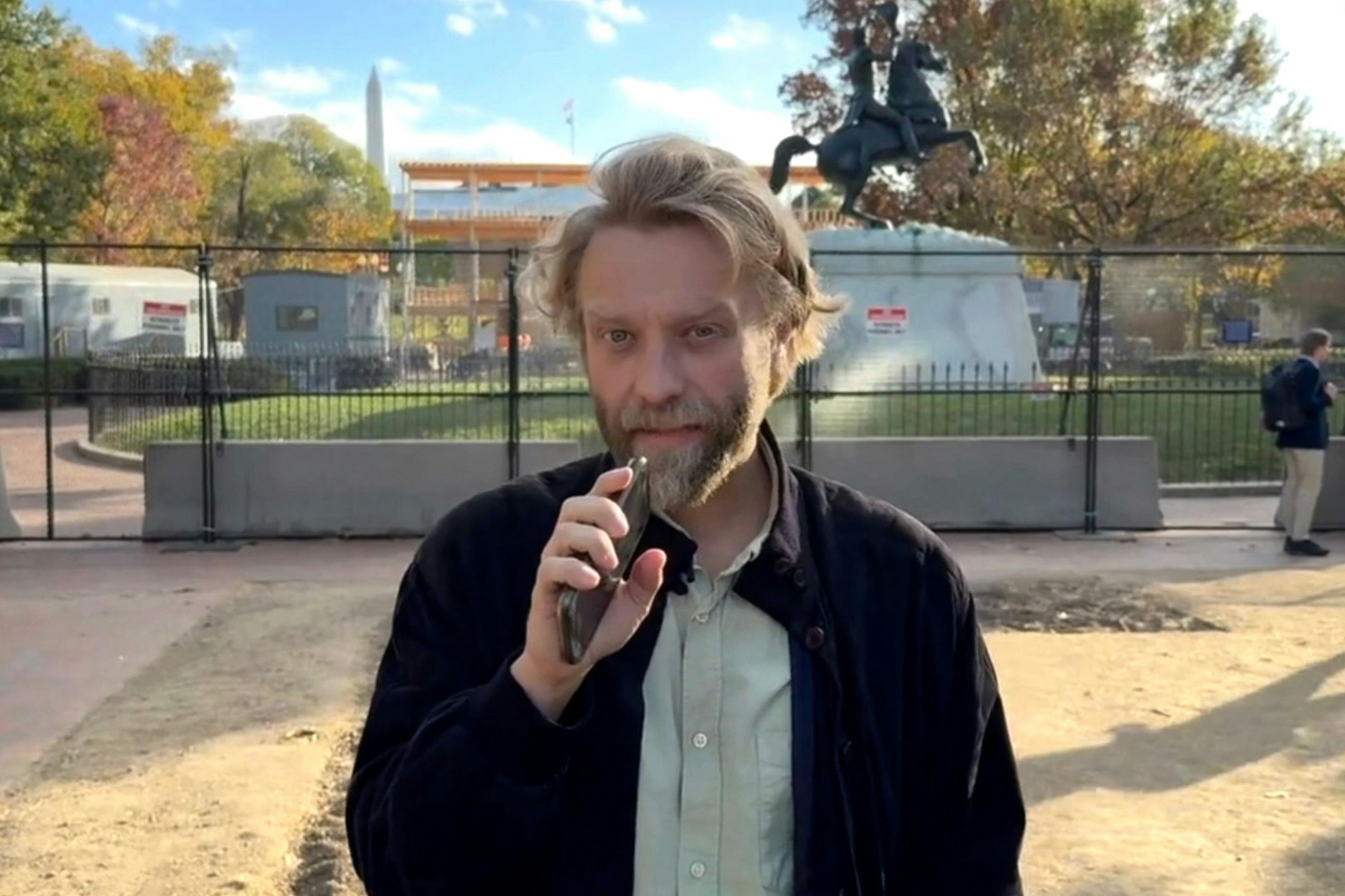 Moritz Eichhorn, Stv. Chefredakteur der Berliner Zeitung, vor dem Weißen Haus in Washington