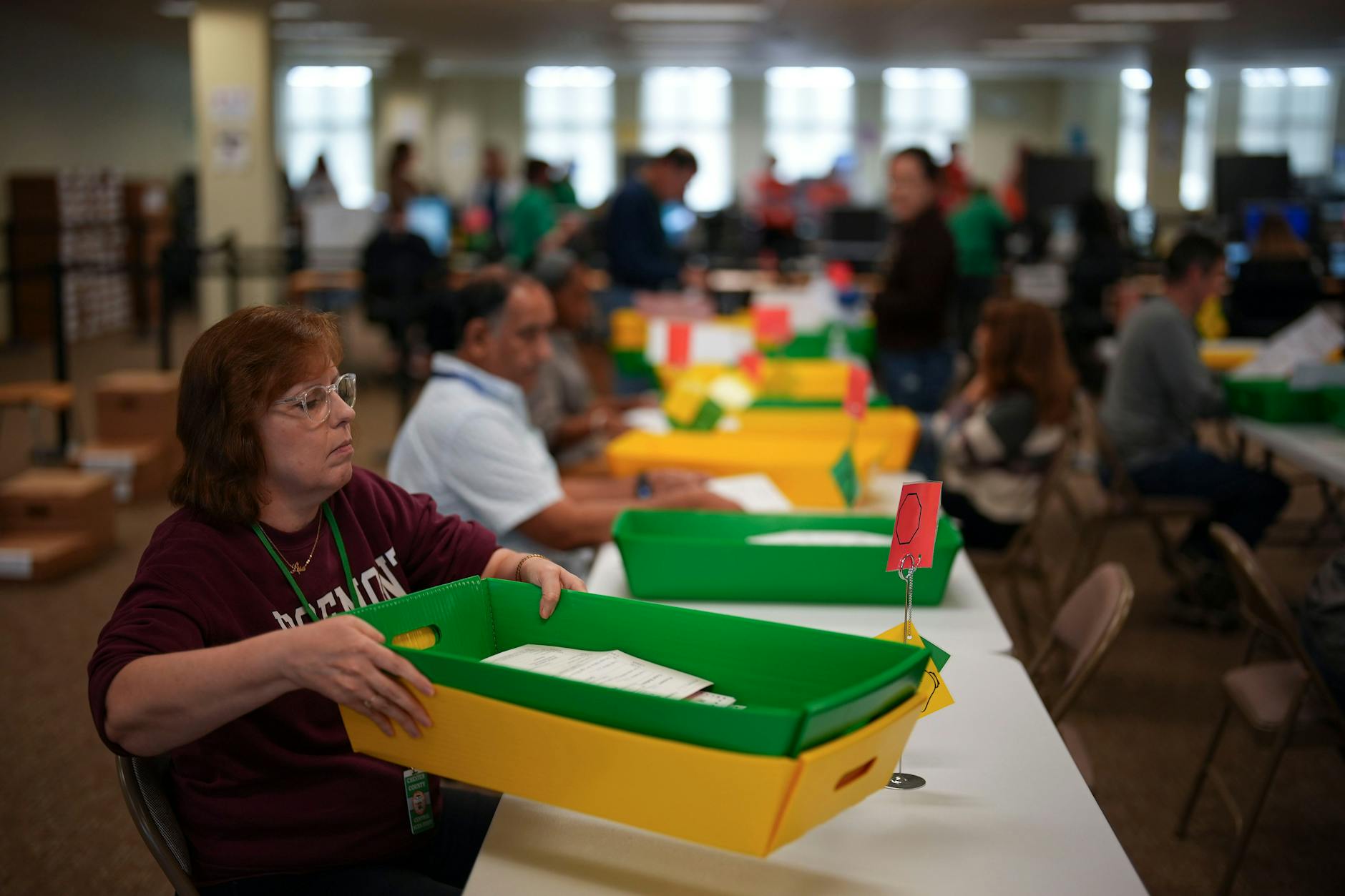 Wahlhelfer bearbeiten Briefwahlunterlagen für die allgemeinen Wahlen 2024 in den Verwaltungsbüros von Chester County.
