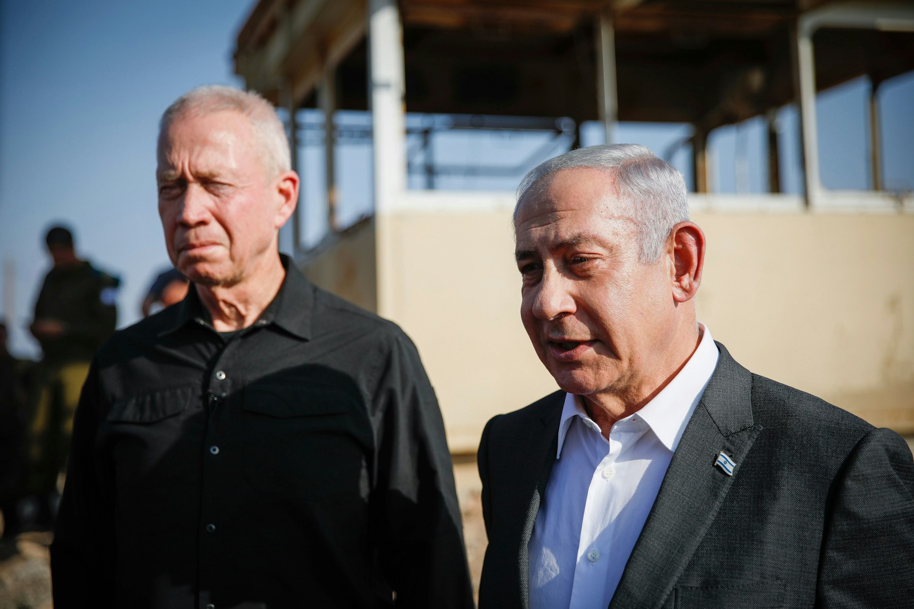 Benjamin Netanjahu (r.), Premierminister von Israel, und Joav Galant, Verteidigungsminister von Israel.