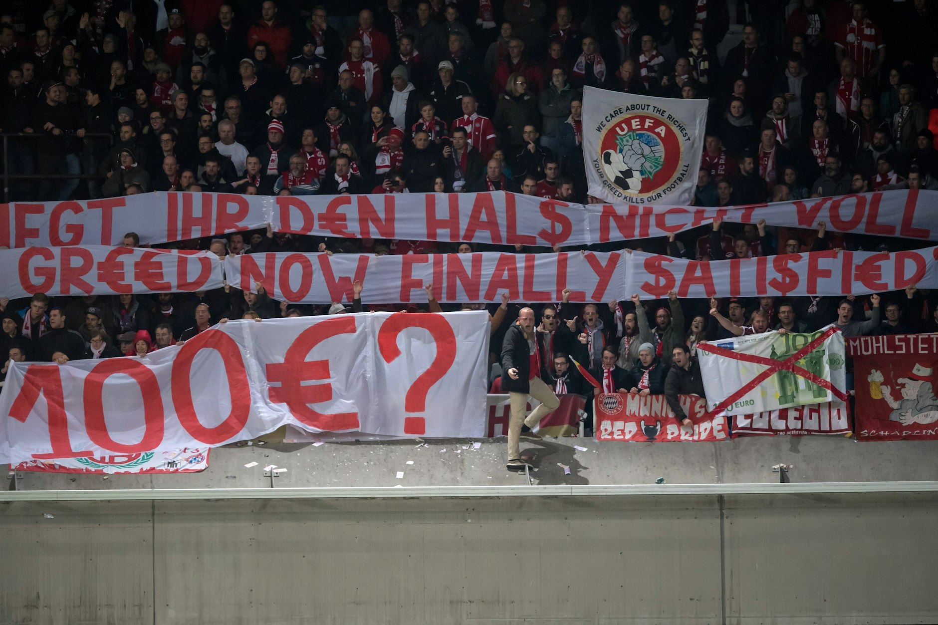 Fans des FC Bayern protestierten bereits in der Vergangenheit gegen zu hohe Ticketpreise. Das Spiel gegen Schachtar Donezk soll deswegen boykottiert werden.