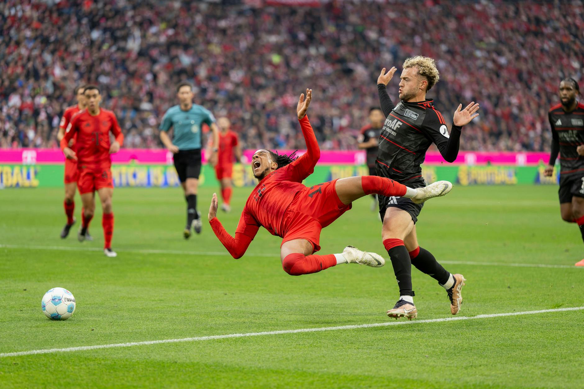 Mit dieser ungeschickten Aktion im eigenen Strafraum, die einen Elfmeter und das 0:1 gegen den FC Bayern zur Folge hatte, brachte Benedict Hollerbach (r.) den 1. FC Union Berlin auf die Verliererstraße.