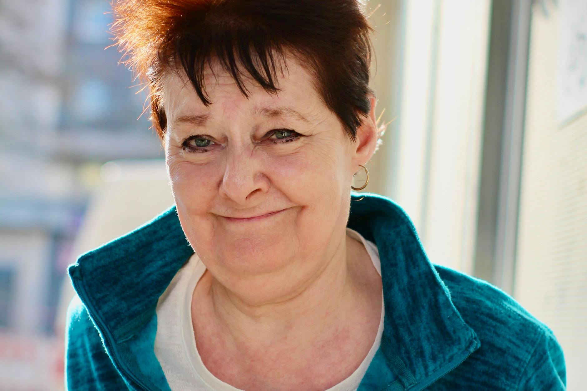 Angelika König (72), aus Ost-Berlin: „Ich dachte, ich hab nicht richtig gehört. Das kann doch nicht wahr sein.“ Sie hat die Anstürme auf die DDR-Grenzübergänge vom Charitéfenster aus beobachtet.