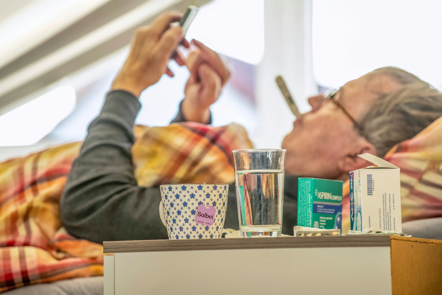 Man liegt krank im Bett und der Chef ruft an. Muss man rangehen? 