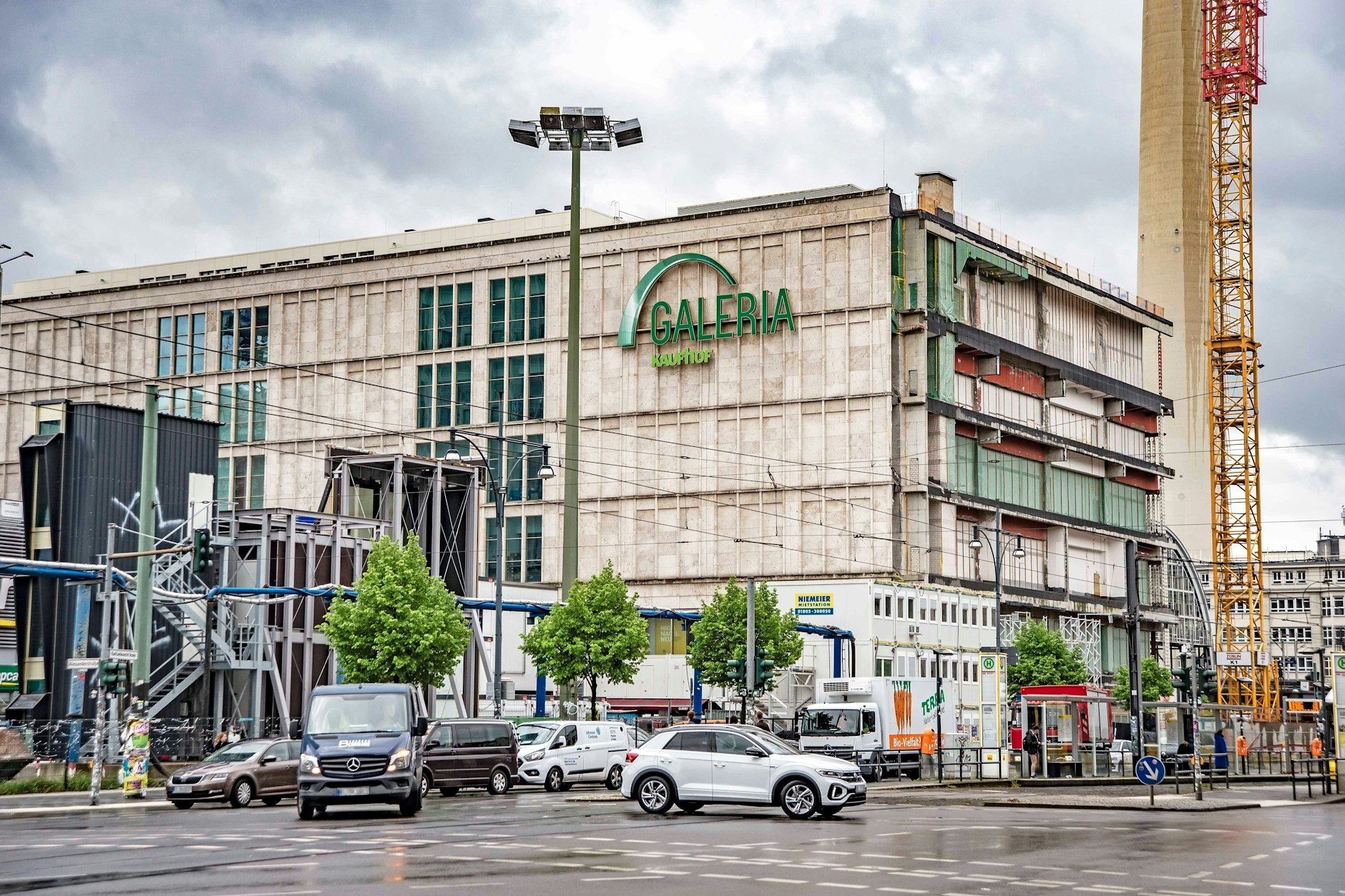 Berlin-Mitte : Galeria Kaufhof am Alexanderplatz. – Vorwürfe gegen Management: Verdi ruft die Angestellten von Galeria zum Warnstreik auf.