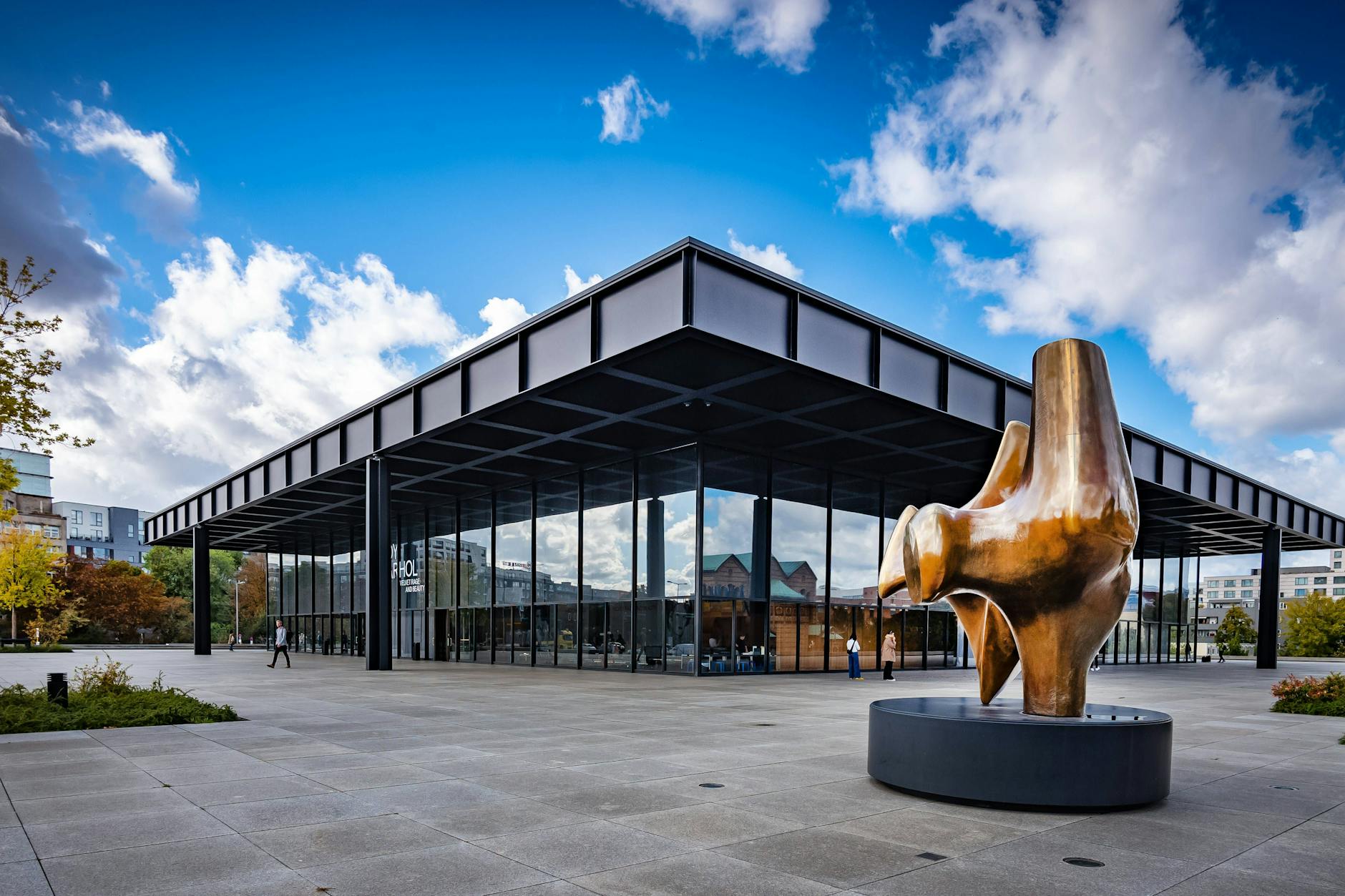Die Piazzetta am Kulturforum in Berlin-Tiergarten erinnert nun an das jüdische Ehepaar Arnhold.