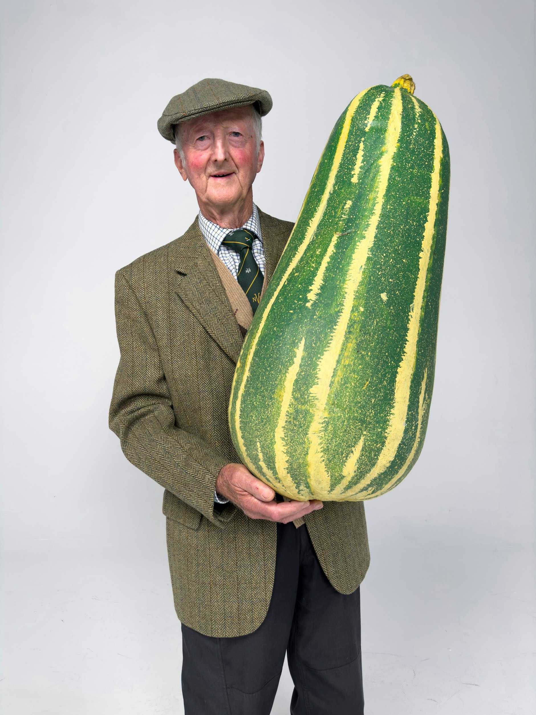 Diesen süßen Opa in der Loewe-Frühjahrskampagne für 2025 möchte man einfach nur knuddeln. Abgelichtet wurde er unverkennbar realistisch von Juergen Teller.