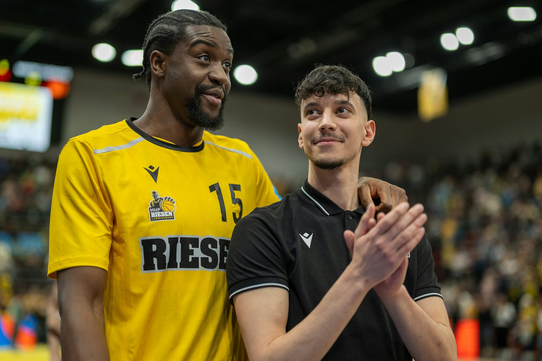 So schnell kann es gehen: Center Ariel Hukporti (22, l.) spielte im April noch in der Bundesliga für die MHP Riesen Ludwigsburg.