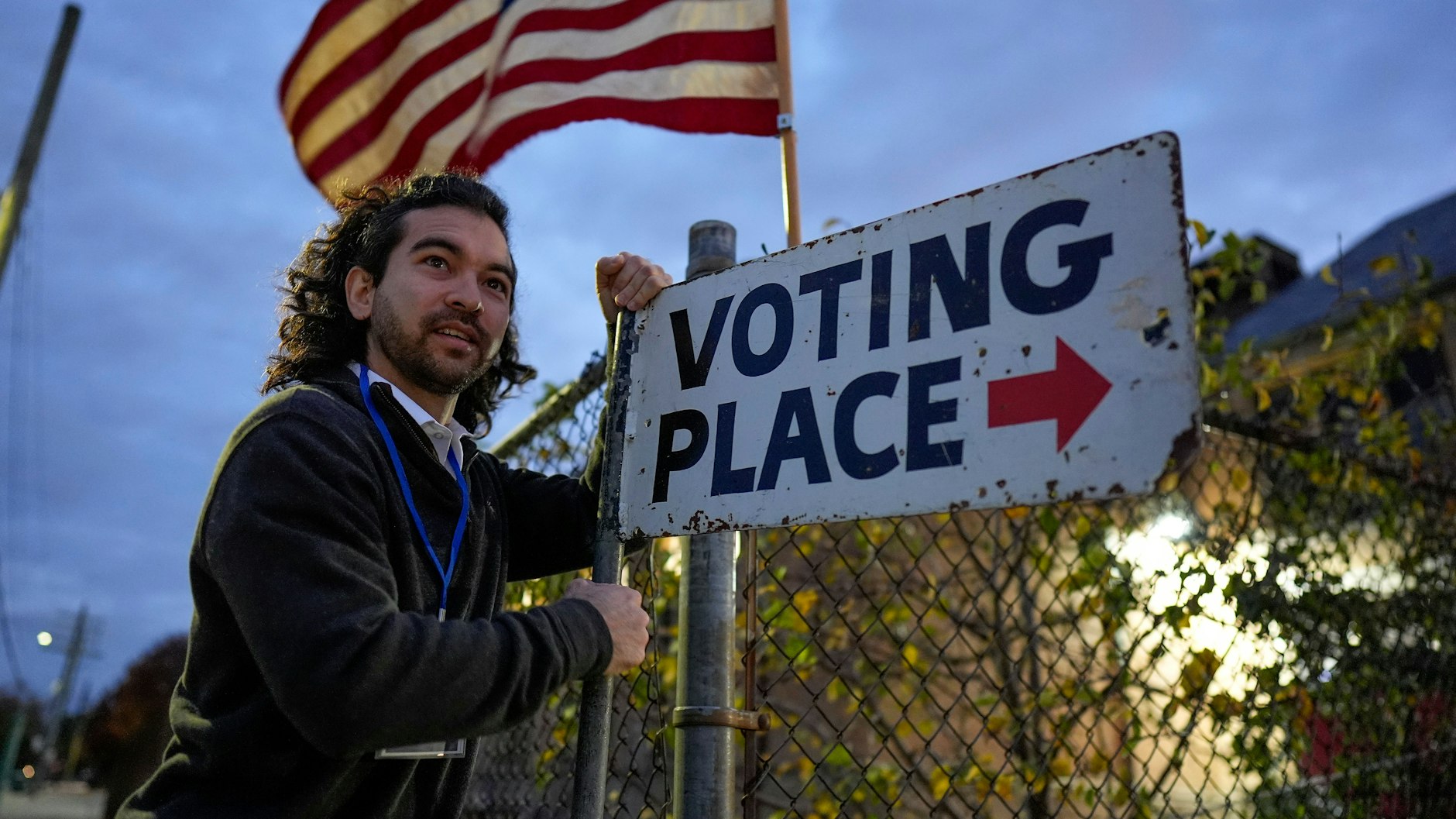 Wahlhelfer Sean Vander Waal bereitet ein Wahllokal in Dearborn, Michigan, vor.