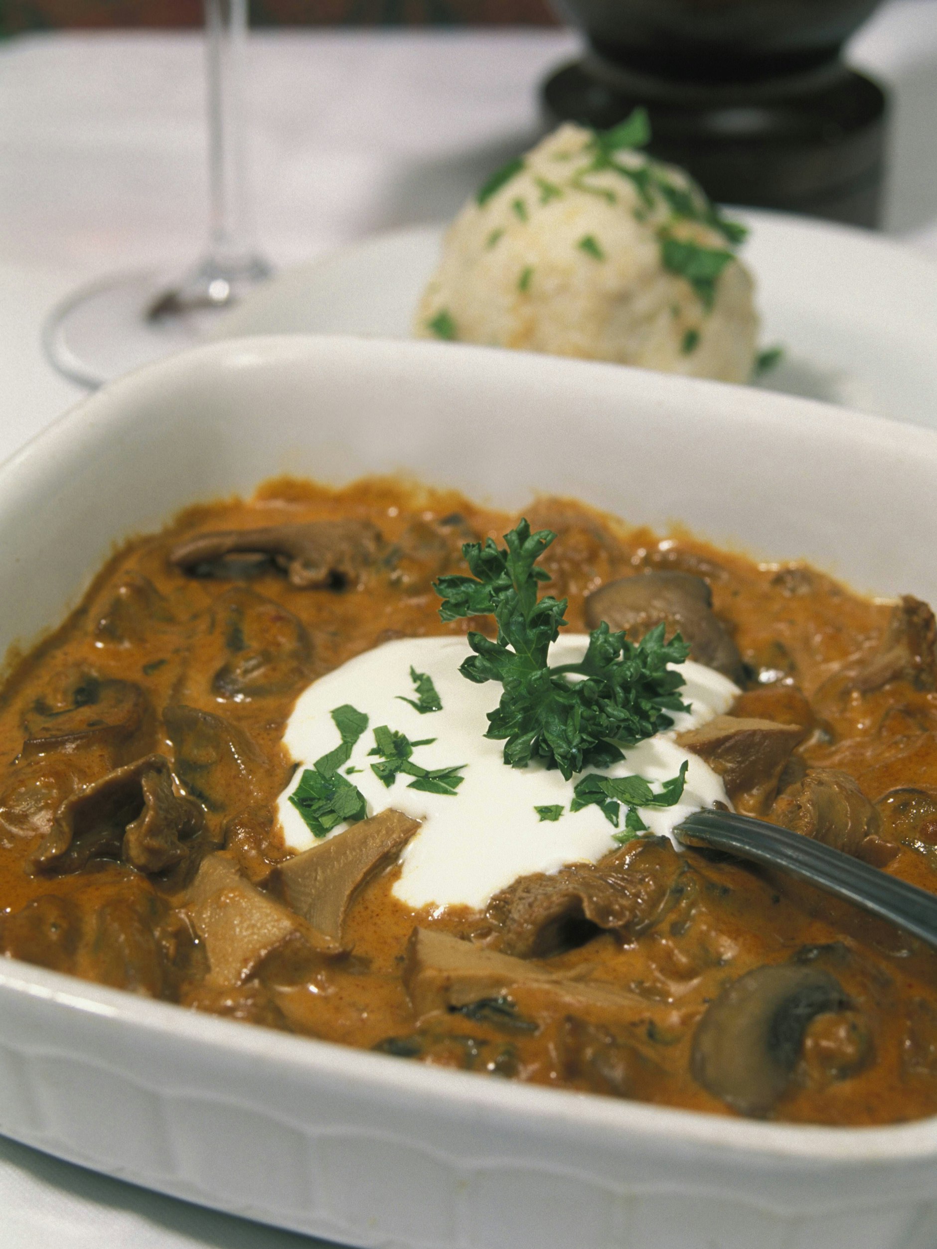 Mit einem Klecks Schmand wird das Pilzgulasch nach unserem Rezept zum puren Genuss.