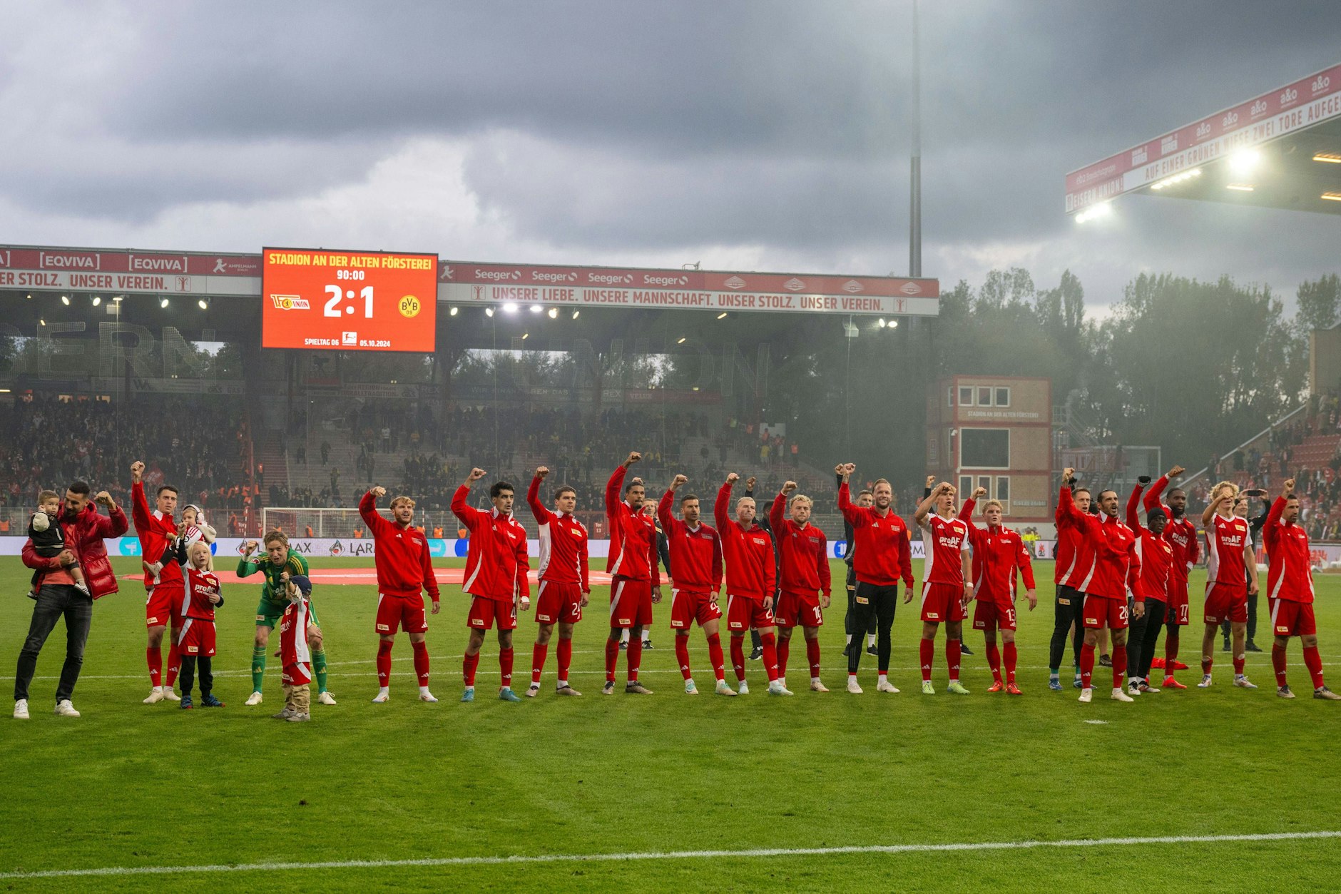 Die Spieler des 1. FC Union feiern nach dem 2:1 über Borussia Dortmund vor den Fans.