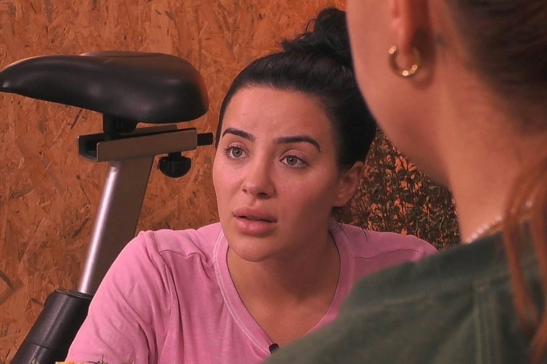 Leyla sagt, was sie von Elenas ständigen Ankündigungen, auszupacken, wirklich hält.