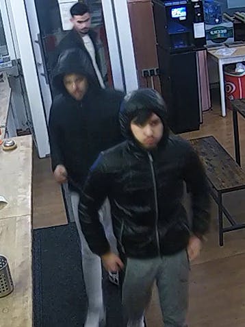 Wer kann der Polizei Hinweise zu diesen Männern geben?