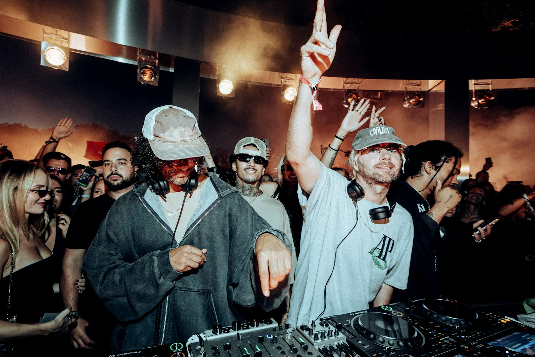 Modische Distinktion am DJ-Pult: Rampa (r.) und &Me wirken bisweilen wie eine Boyband im Sommerurlaub.